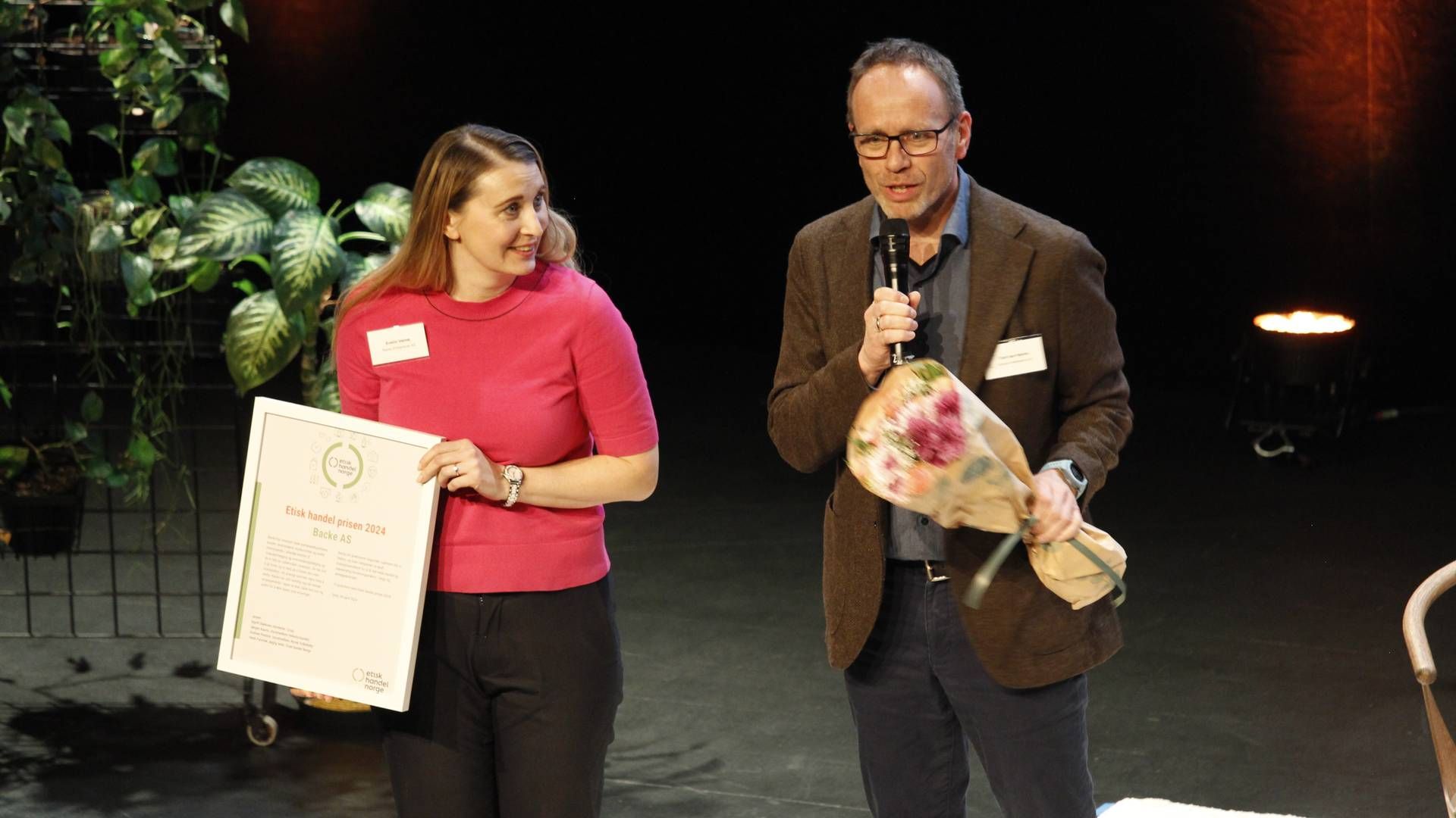 Innkjøpsdirektør i Backe, Evelin Valme og direktør for bærekraft, Tom Ivar Myhre, tok imot prisen onsdag. | Foto: Øystein Engh