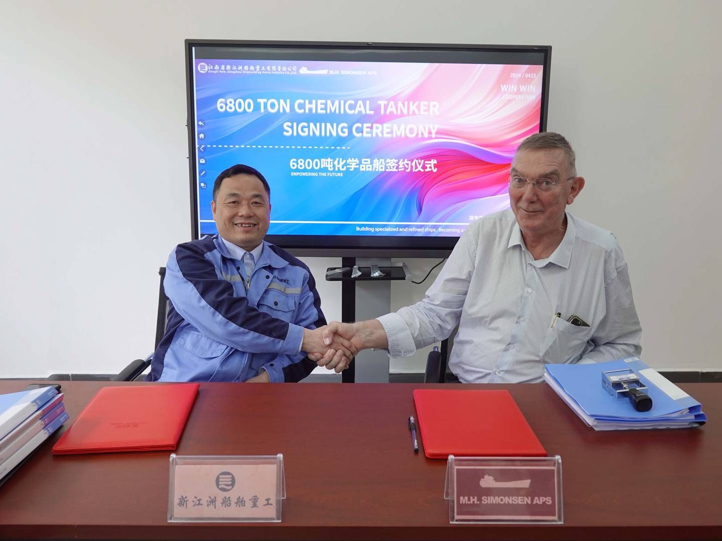 M.H. Simonsen's CEO, Lars Hjorth Simonsen (right), and New Jiangzhou's CEO, Wu Qiuping. | Foto: Jiangxi New JiangZhou Shipbuilding Heavy Industry Co