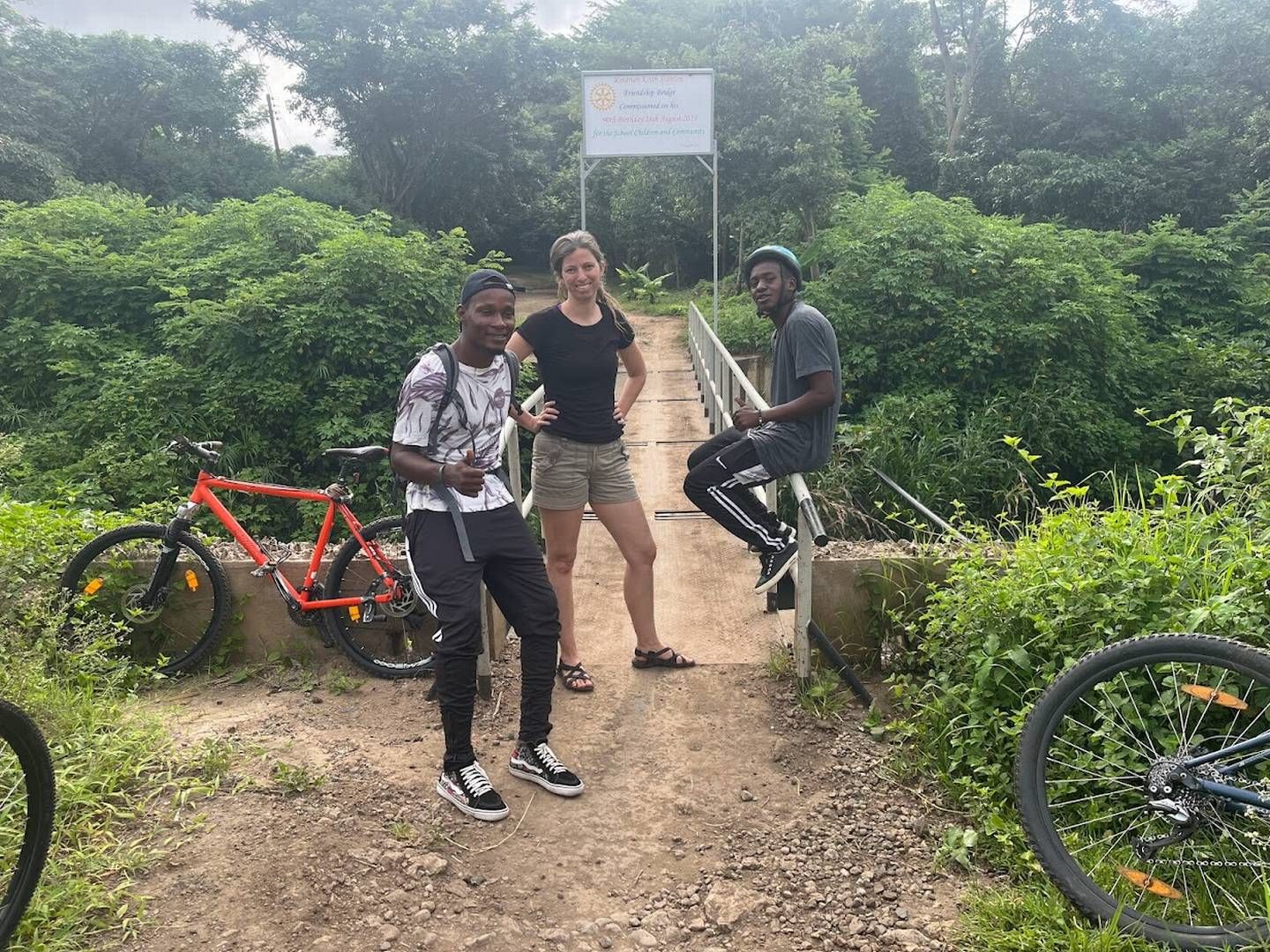 Maren Bach Grønbæk sammen med to af sports- og ungdomsklubbens medlemmer, der tilbyder turister ture i området på mountainbikes. | Foto: Privat