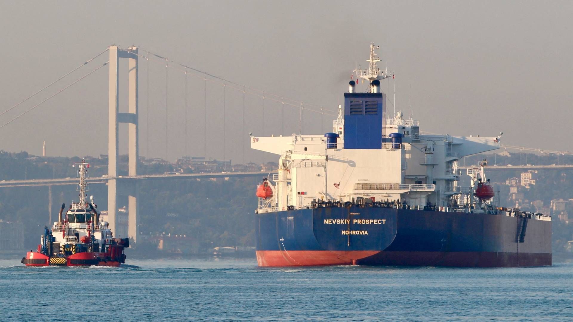 Råolietankeren Nevskiy Prospect, der ejes af Ruslands statsejede tankrederi Sovcomflot, sejler gennem Bosporus i Istanbul, Tyrkiet, i 2020.