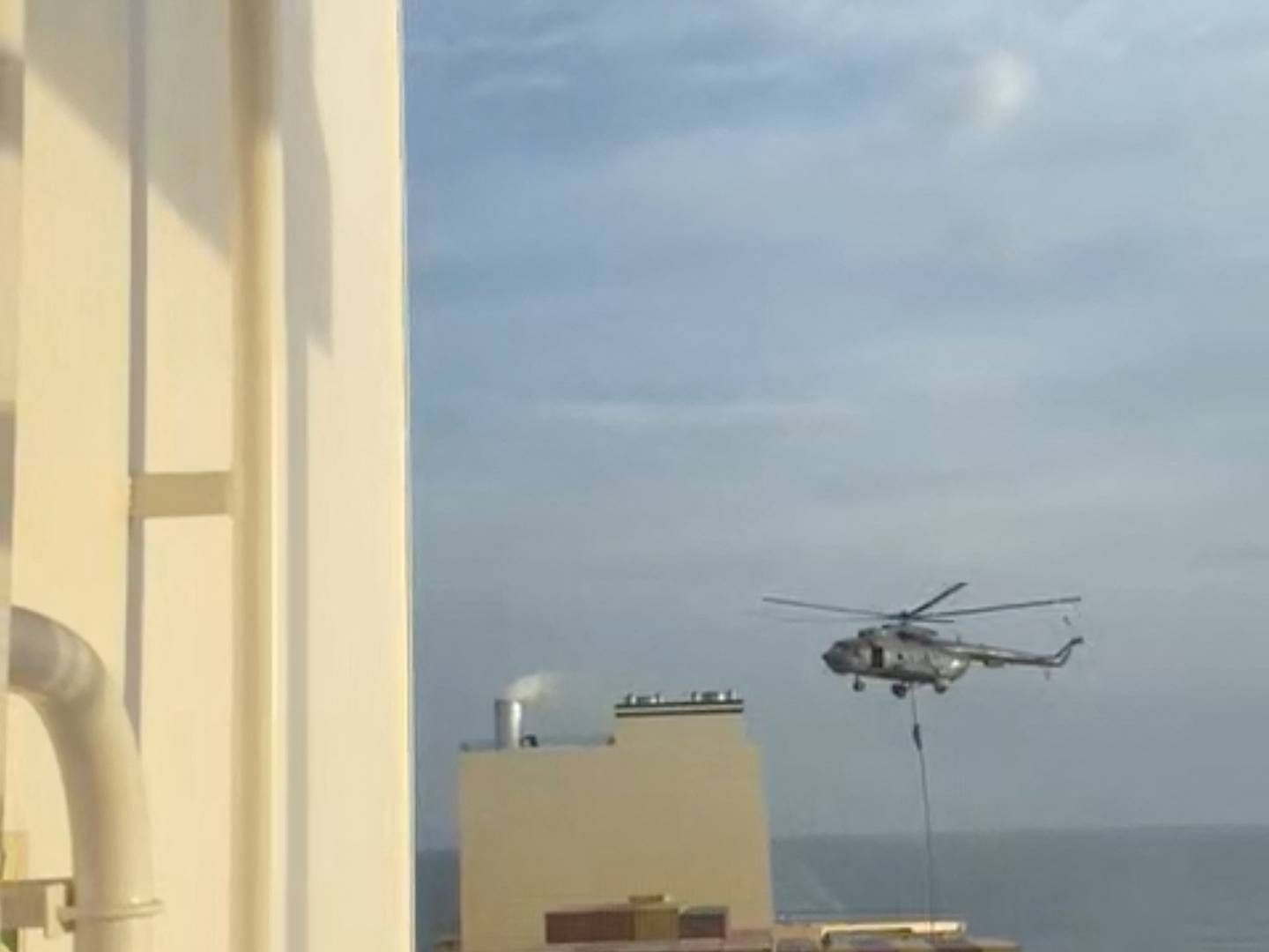 Med til beslaglæggelsen af MSC Aries var en helikopter fra Irans revolutionsgardes specialstyrker. | Foto: Video Obtained By Reuters/Reuters/Ritzau Scanpix