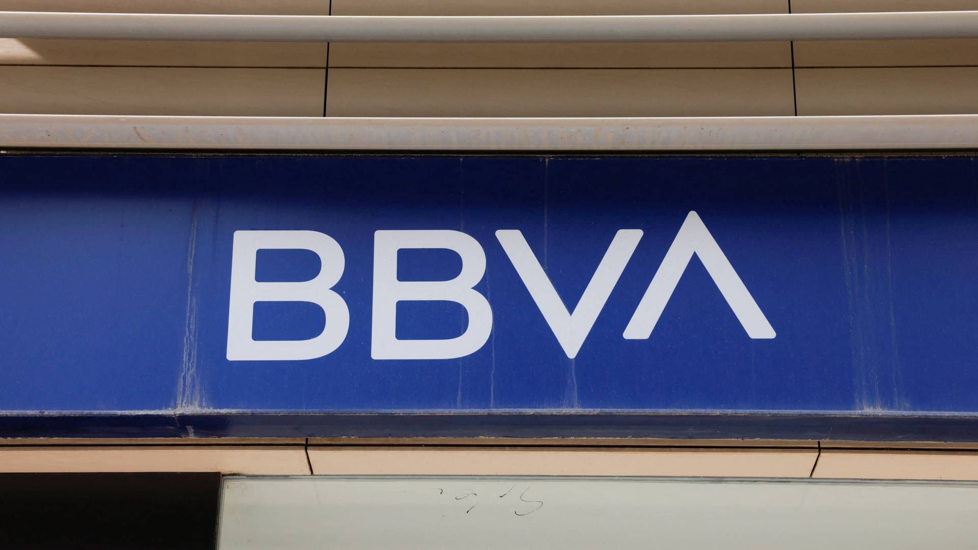 Her ses et facadeskilt fra BBVA-afdelingen i Malaga. | Foto: Jon Nazca