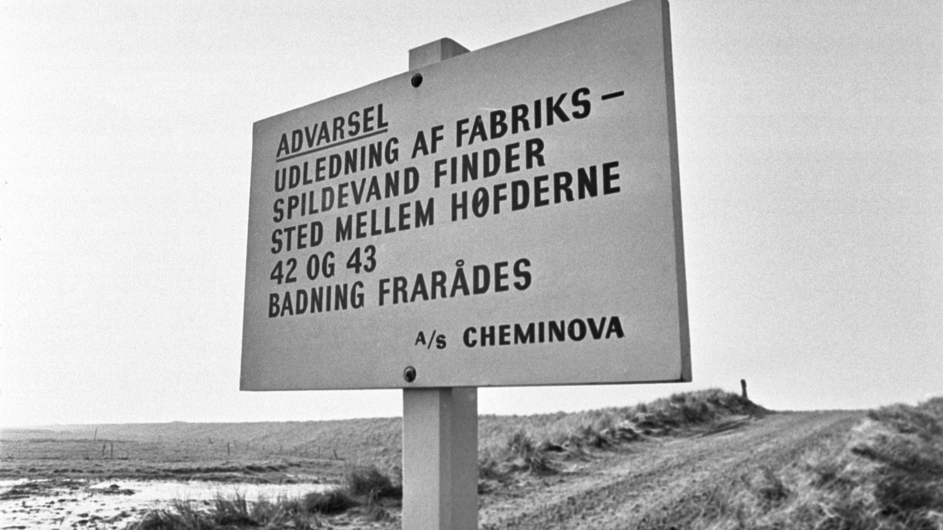 Kemikalievirksomheden Cheminova havde opsat skilte i 1960'erne for at advare mod sin tilladte udledning af forurenet spildevand. | Foto: Erik Friis