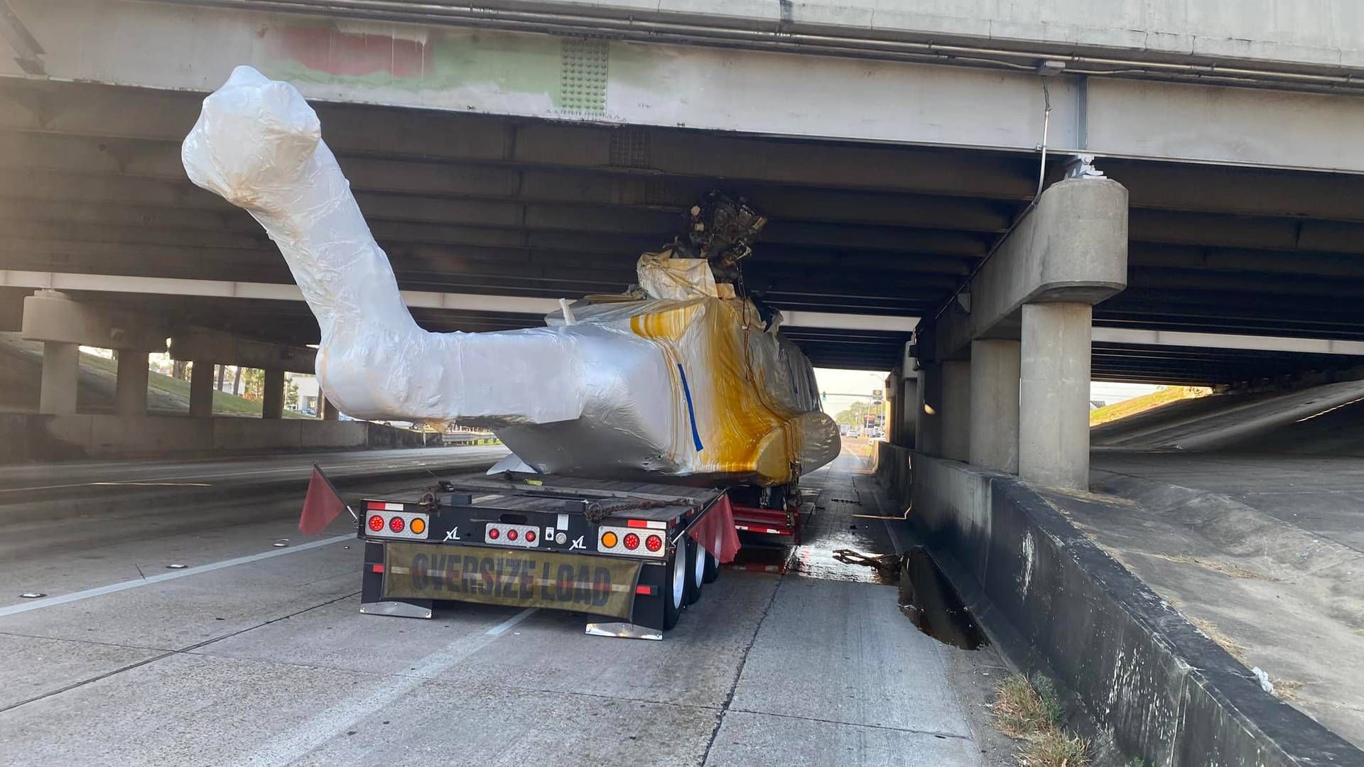 Lastbilen med helikopteren på ladet satte sig fast under motorvejsbroen 22. september 2023. DSV stod for at arrangere fragten fra Polen til USA. | Foto: Sheriff Jason Ard Livingston Parish