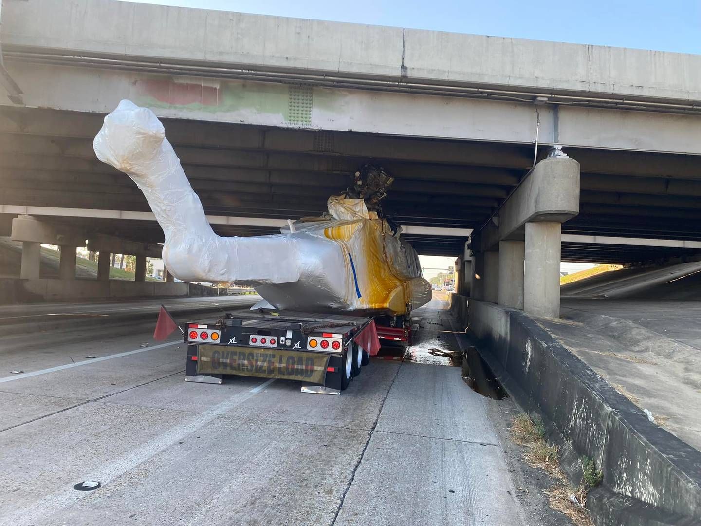 Lastbilen med helikopteren på ladet satte sig fast under motorvejsbroen 22. september 2023. DSV stod for at arrangere fragten fra Polen til USA. | Foto: Sheriff Jason Ard Livingston Parish