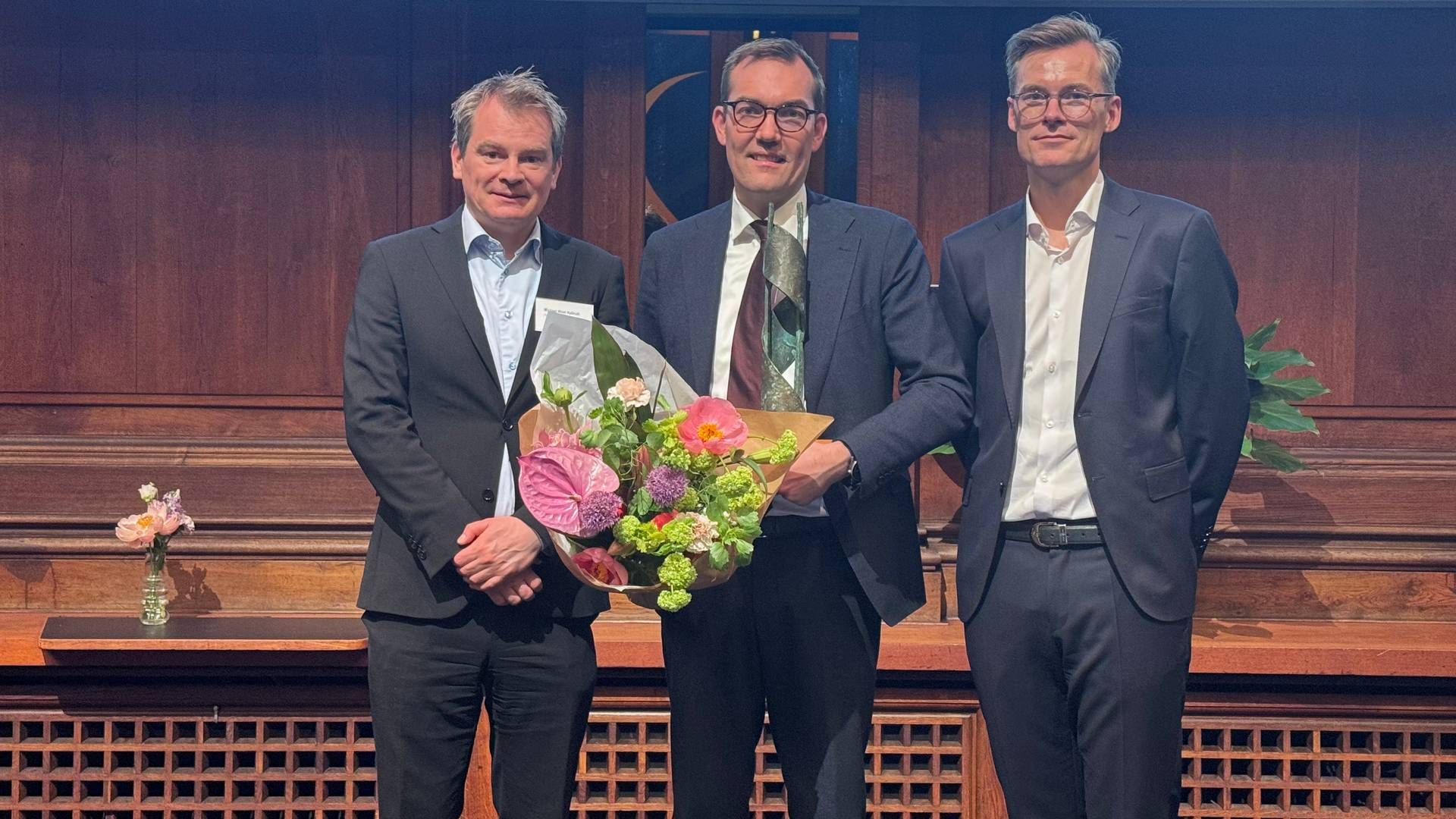 Daniel Bohsen (in the middle), CVP & Head of Investor Relations at Novo Nordisk, accepted the Information Prize, which was presented by Michael West Hybholt (left) and Carsten Lønborg Madsen from Finansforeningen's Accounting Committee. | Photo: Luke Brook