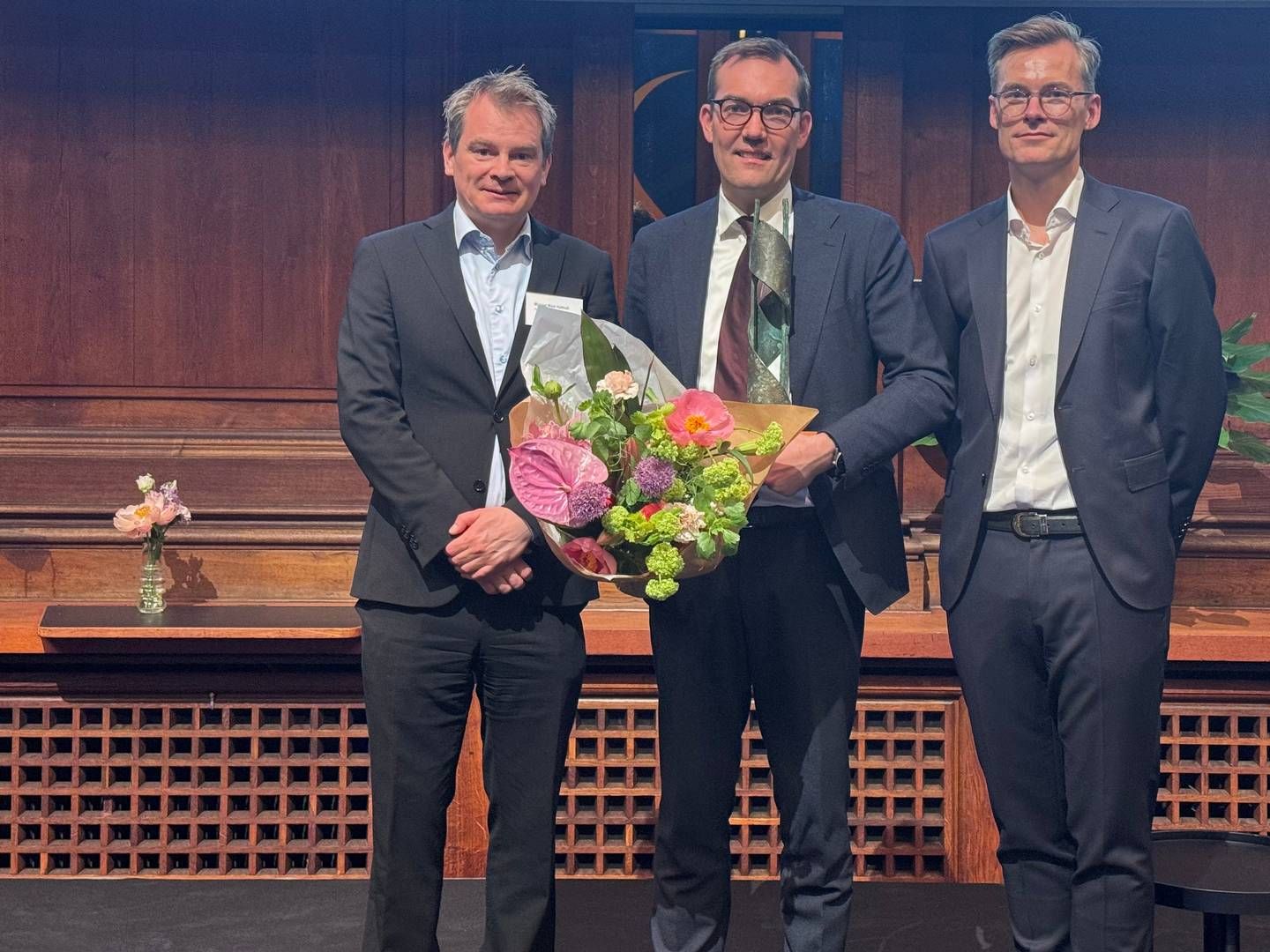 Daniel Bohsen (in the middle), CVP & Head of Investor Relations at Novo Nordisk, accepted the Information Prize, which was presented by Michael West Hybholt (left) and Carsten Lønborg Madsen from Finansforeningen's Accounting Committee. | Foto: Luke Brooke