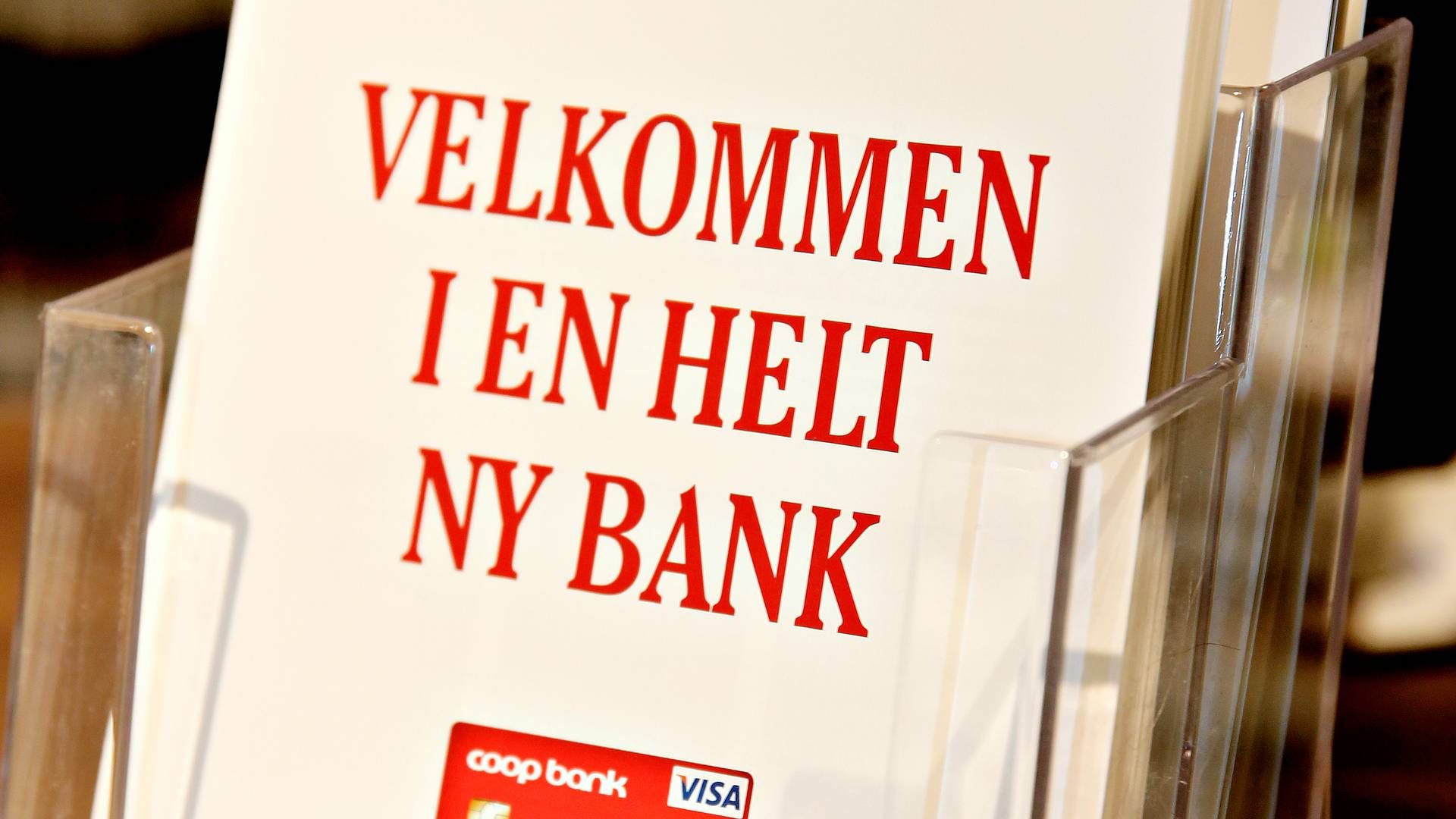 Coop Bank fik et til salg-skilt påsat i april. | Foto: Martin Lehmann