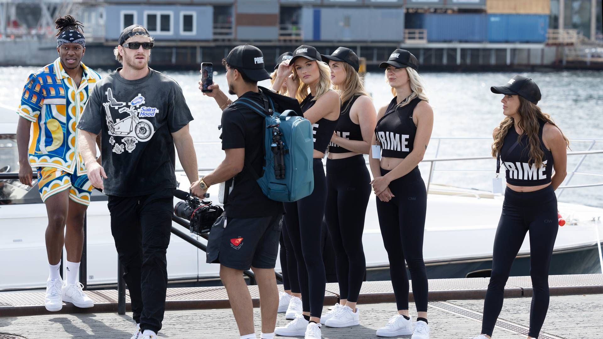 Logan Paul (solbriller og kasket) og KSI (bandana og shorts) står bag Prime, og i juni sidste år besøgte de Danmark, hvor 3000 fans var mødt op. | Foto: Thomas Borberg/Ritzau Scanpix