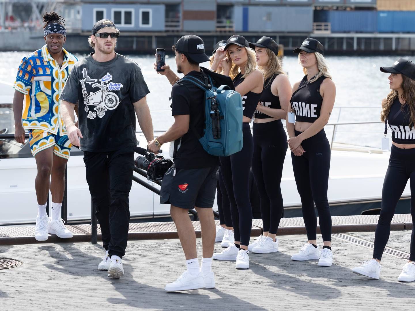 Logan Paul (solbriller og kasket) og KSI (bandana og shorts) står bag Prime, og i juni sidste år besøgte de Danmark, hvor 3000 fans var mødt op. | Foto: Thomas Borberg/Ritzau Scanpix