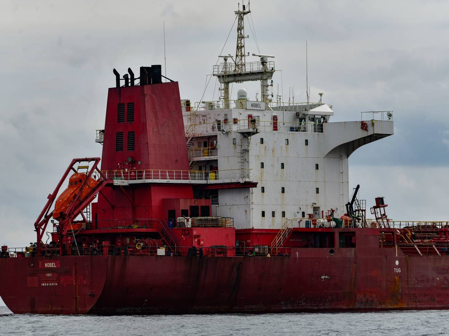 Olielækket fandt sted i havnen i Ceuta, der ligger i Nordafrika. Det er blevet kaldt ”det største udslip i Ceutas farvande i historien”. Skibet på billedet er ikke det tankskib, der er involveret i olielækket i Ceuta. | Foto: Antonio Sempere/AP/Ritzau Scanpix