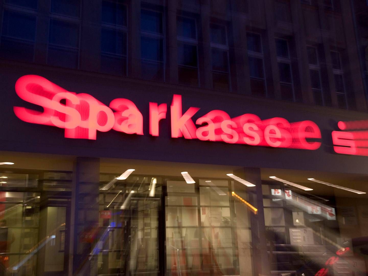 Leuchtwerbung der Berliner Sparkasse, Filiale Spandau. | Foto: picture alliance / Caro | Schulz
