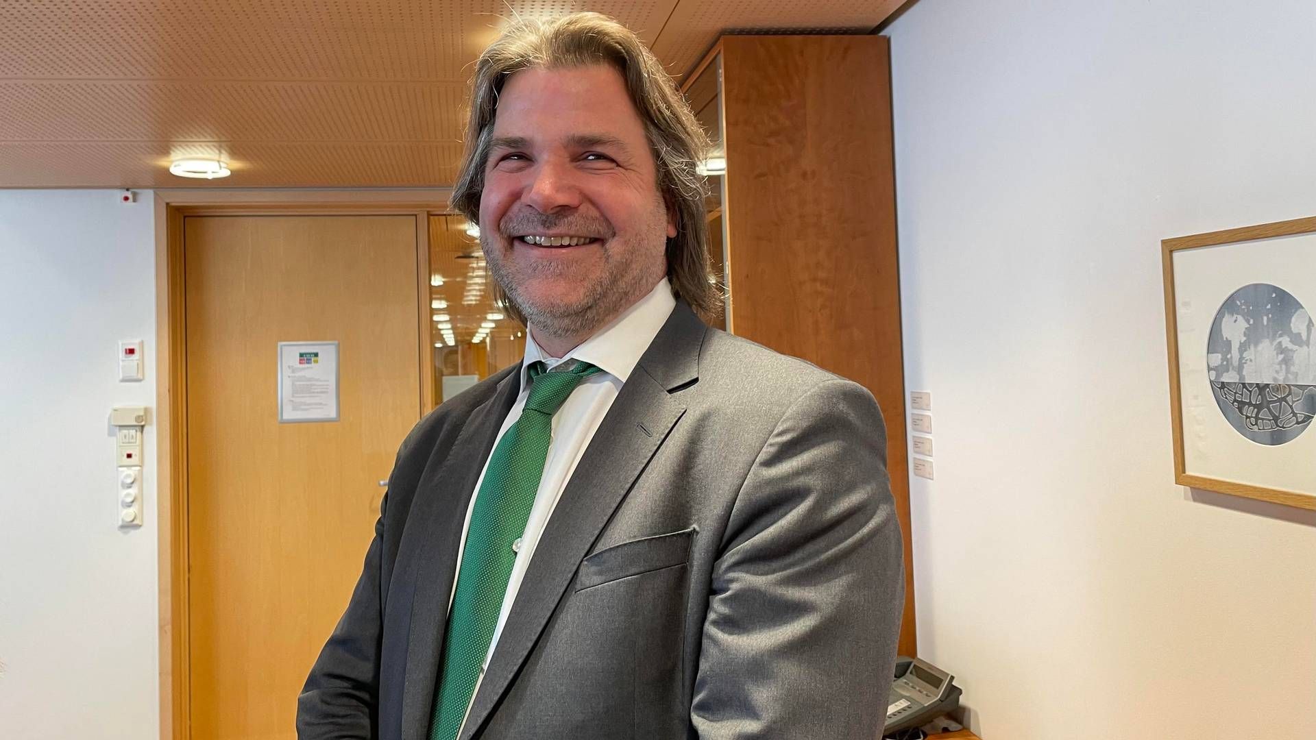 Lime-sjef Lars Hübert stilte i limegrønt slips i anledning planoverrekkelsen. | Foto: Lars Heltne