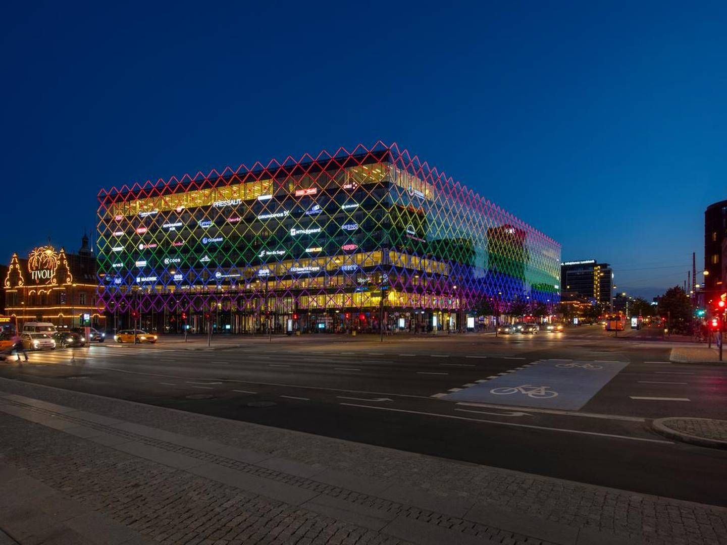 Industriens Hus, hvor DI holder til, er her indhyllet i regnbuefarver under en Pride-fejring. | Foto: PR / Dansk Industri