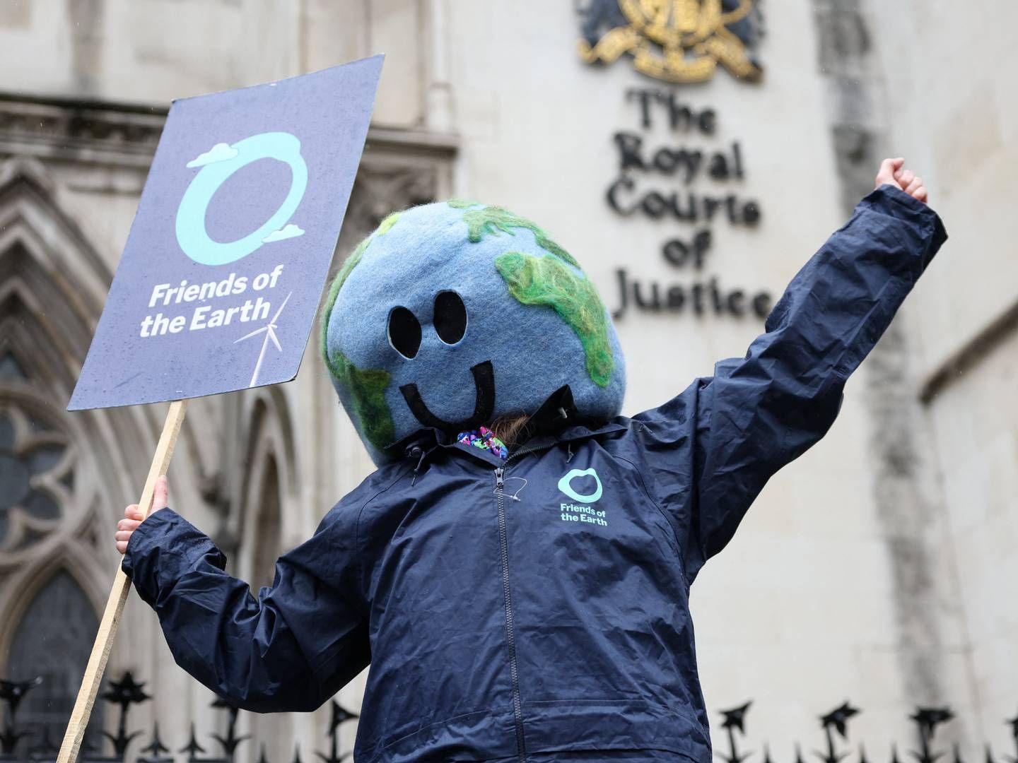 En demonstrant står med et skilt fra miljøgruppen Friends of the Earth ved High Court i London, hvor den britiske regering igen led nederlag. | Foto: Hollie Adams