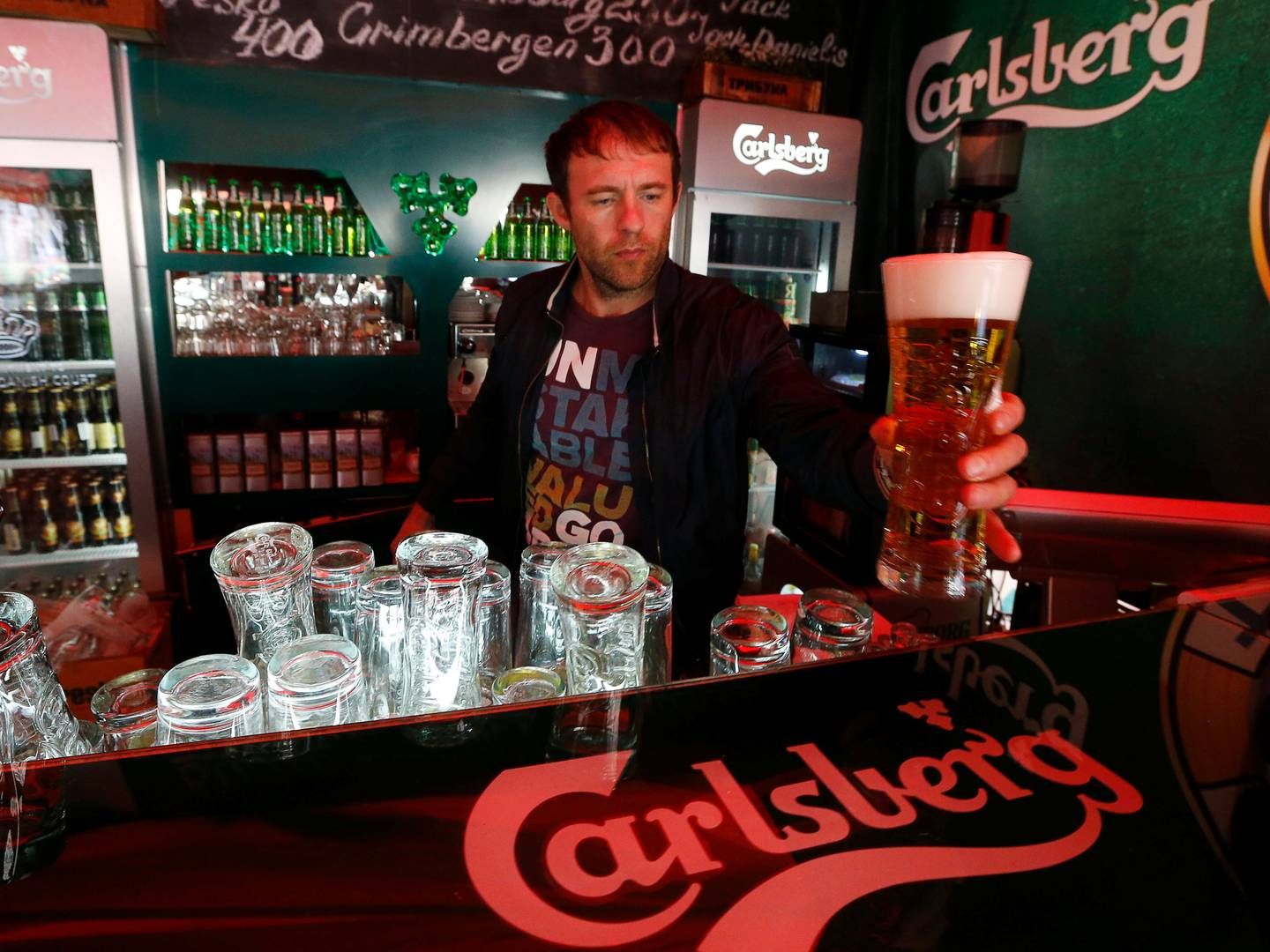 Arkivfoto: En bartender i Sankt Petersborg i 2014, hvor det russiske marked var meget indtjenende for Carlsberg.