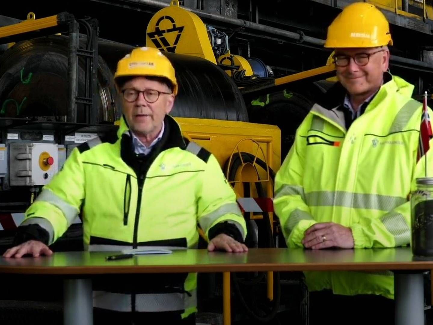 John Arne Markussen og en smilende fornøyd Christer Lindqvist (til høyre), administrerende direktør i Grangex. | Foto: Skjermbilde fra pressekonferanse.