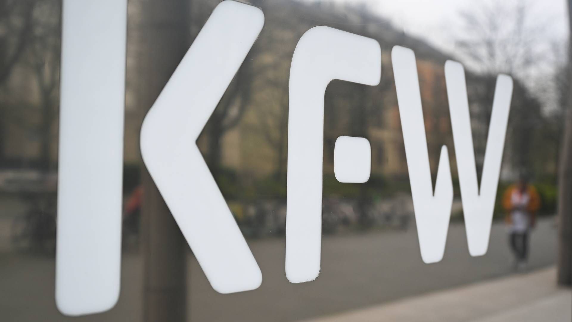 KfW-Schriftzug am Unternehmenssitz | Foto: picture alliance/dpa | Arne Dedert