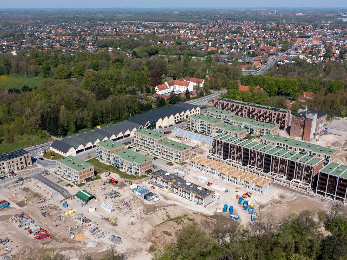 Produktionen på Dalum Papirfabrik blev indstillet i 2012. Den nye bydel på grunden kommer til at bestå af nybyggede boliger og dele af den eksisterende bygningsmasse. | Foto: PR / MT Højgaard Property Development
