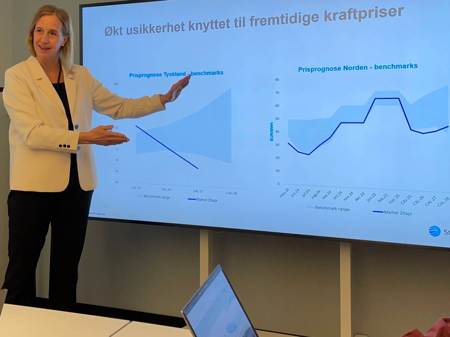 Bjercke i Statkraft viser hvor pessimistisk forward-markedet er når det gjelder fremtidige strømpriser, og hvor stor variasjon det er i analytikernes forventninger. | Foto: Anders Lie Brenna