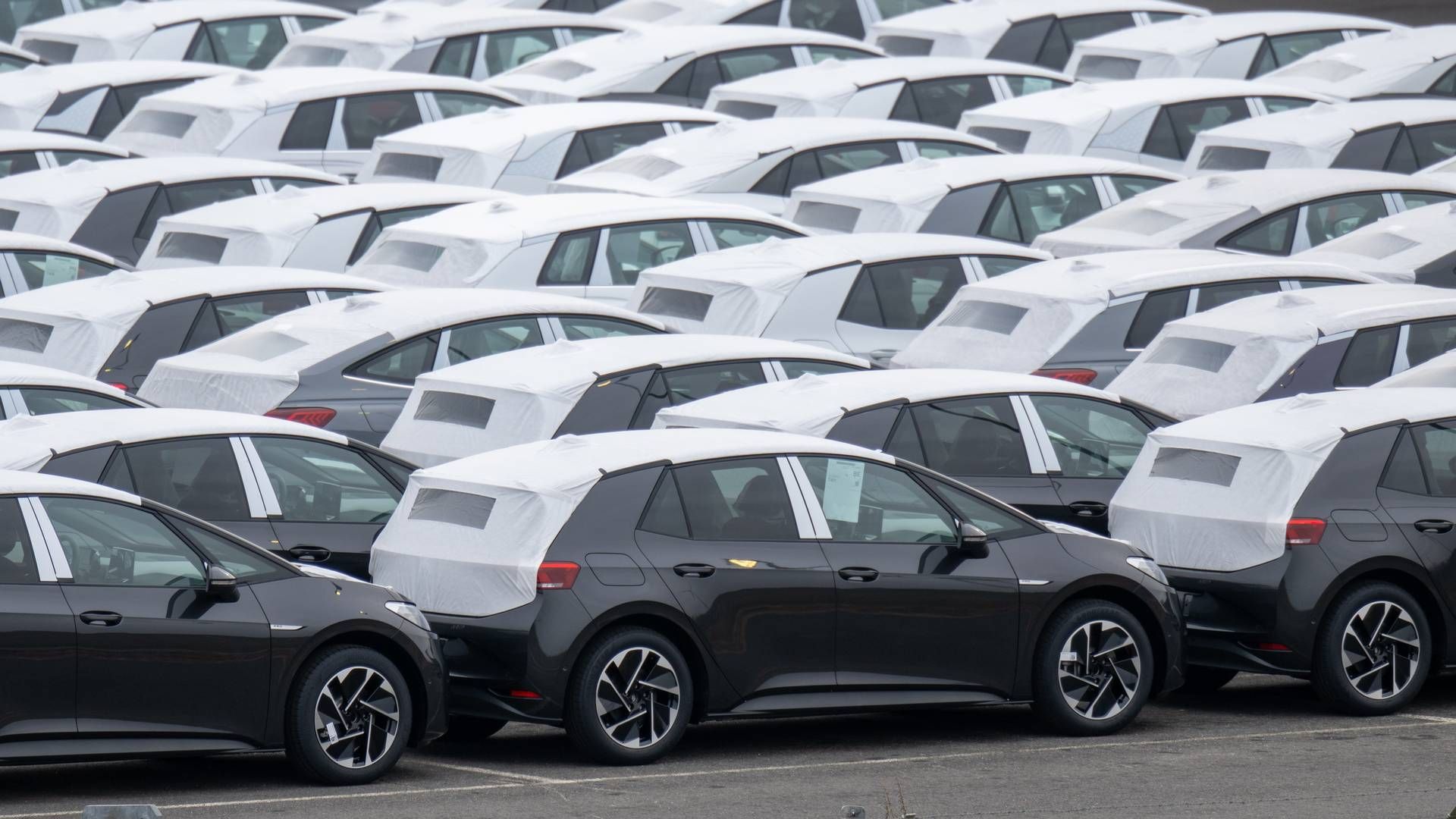 Auf einem Parkplatz im Werk von Volkswagen in Zwickau stehen Neufahrzeuge vor der Auslieferung | Foto: picture alliance/dpa | Hendrik Schmidt