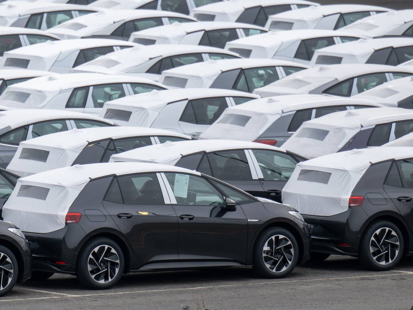 Auf einem Parkplatz im Werk von Volkswagen in Zwickau stehen Neufahrzeuge vor der Auslieferung | Foto: picture alliance/dpa | Hendrik Schmidt