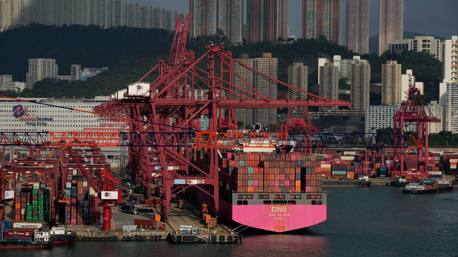”Generelt har havnene været udsat for forsinkelser, som skyldes en ophobning af skibe og ustabilitet i sejlplanen på grund af situationen i det Røde Hav," lyder det fra Ocean Network Express (ONE), som dog understreger, at ikke alt kan tilskrives angrebene på skibe. | Foto: Kin Cheung/AP/Ritzau Scanpix