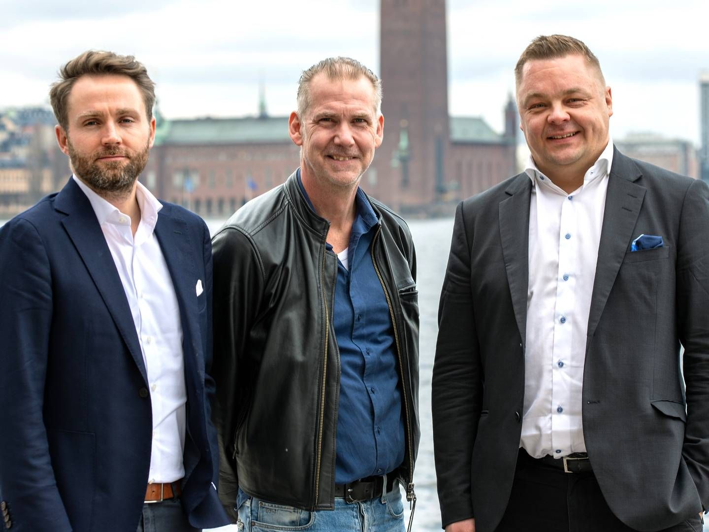 Retail United-direktør Andreas Broman (i midten) bliver nu en del af Wavecrest. Til venstre ses direktør Sune Nielsen, og til højre står M&A-chef Tero Ylönen.