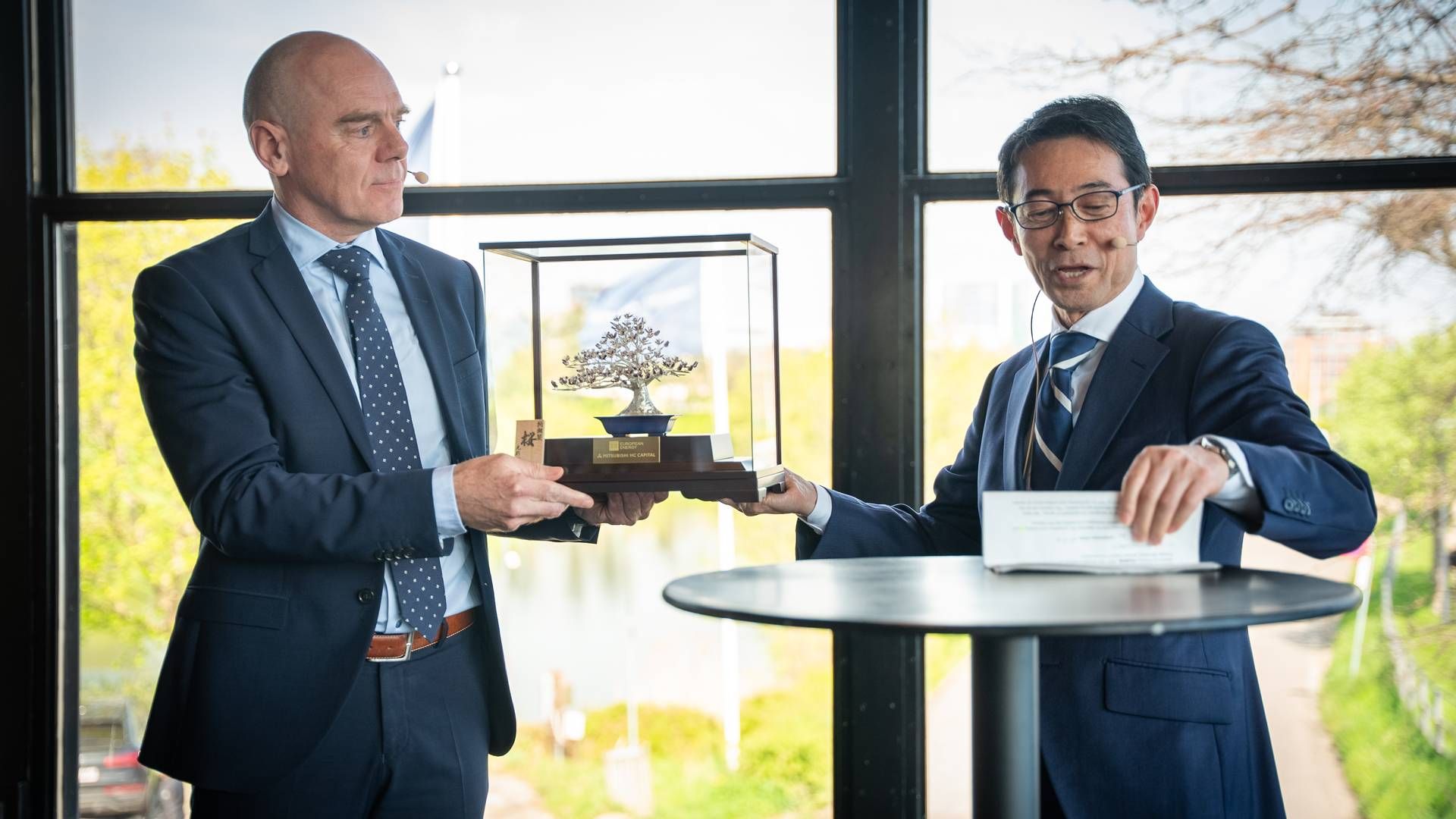 Takuji Naruse, Managing Executive Officer and Head of Environment & Energy Business Division at Mitsubishi HC Capital (right) and Knud Erik Andersen, CEO and founder of European Energy | Photo: Pr