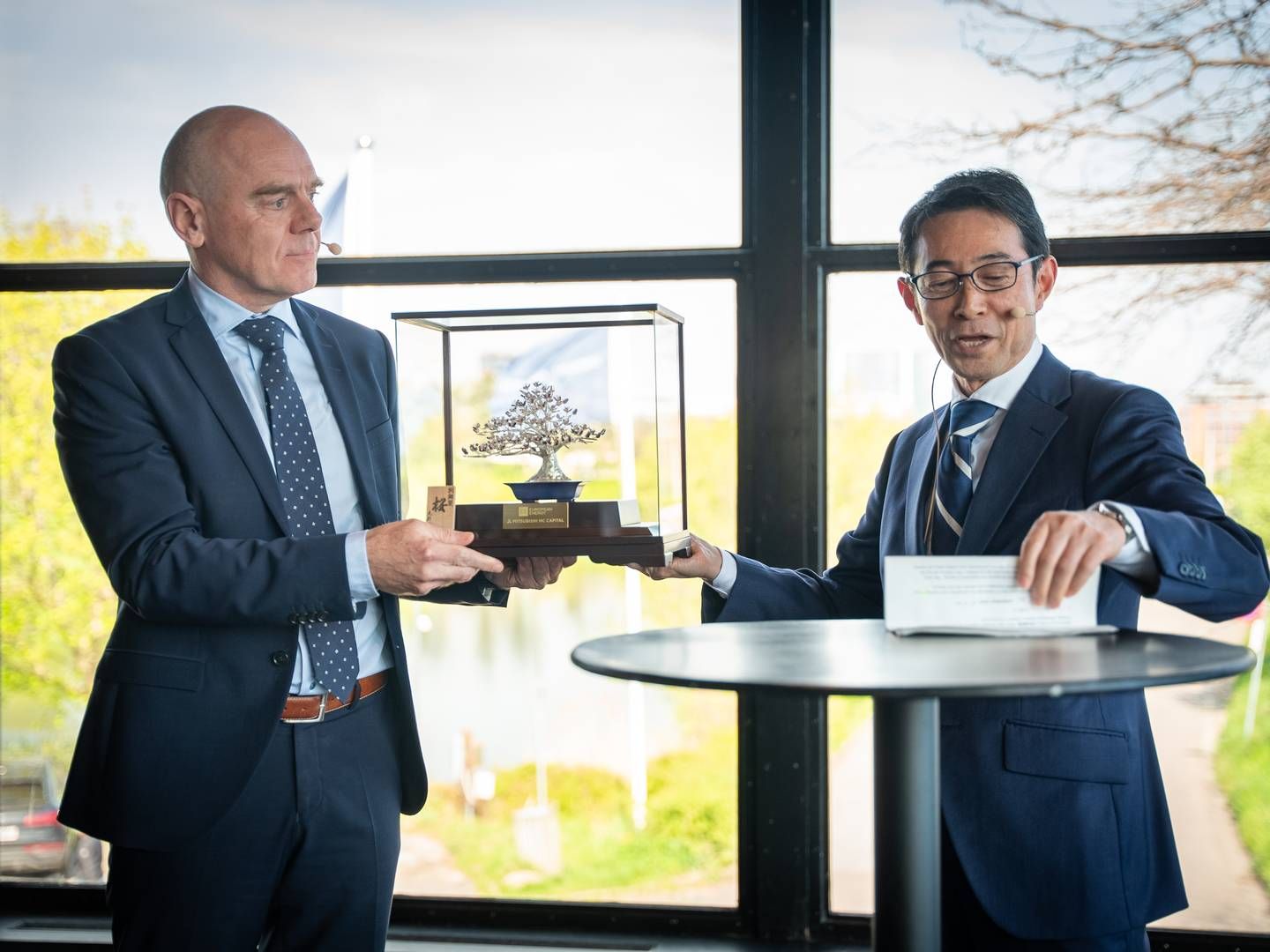 Takuji Naruse, Managing Executive Officer and Head of Environment & Energy Business Division at Mitsubishi HC Capital (right) and Knud Erik Andersen, CEO and founder of European Energy | Foto: Pr