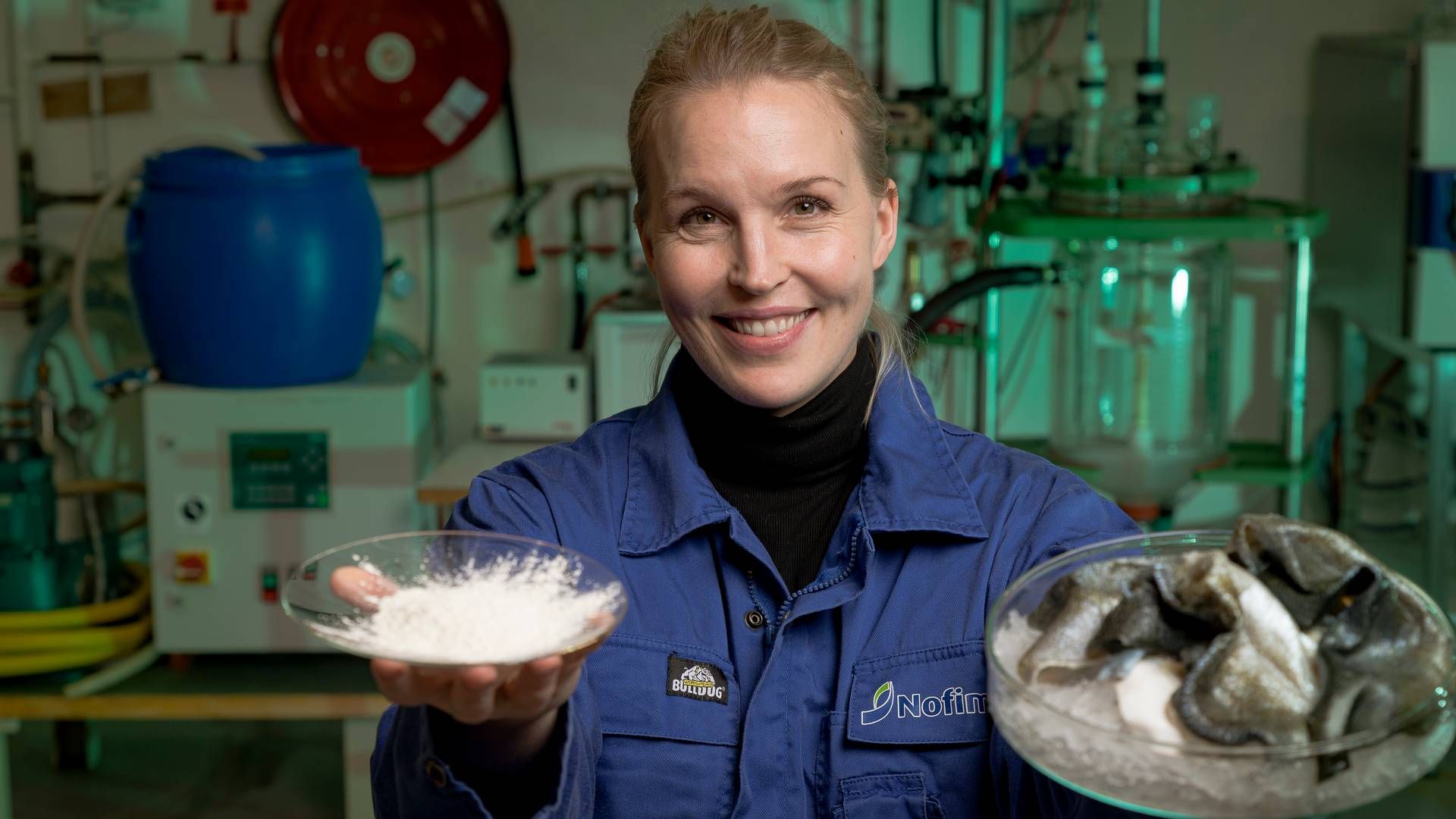 Her viser Kjersti Lian, prosjektleder i Nofima, frem pulver hun har laget av fiskerester. | Foto: Lars Åke Andersen