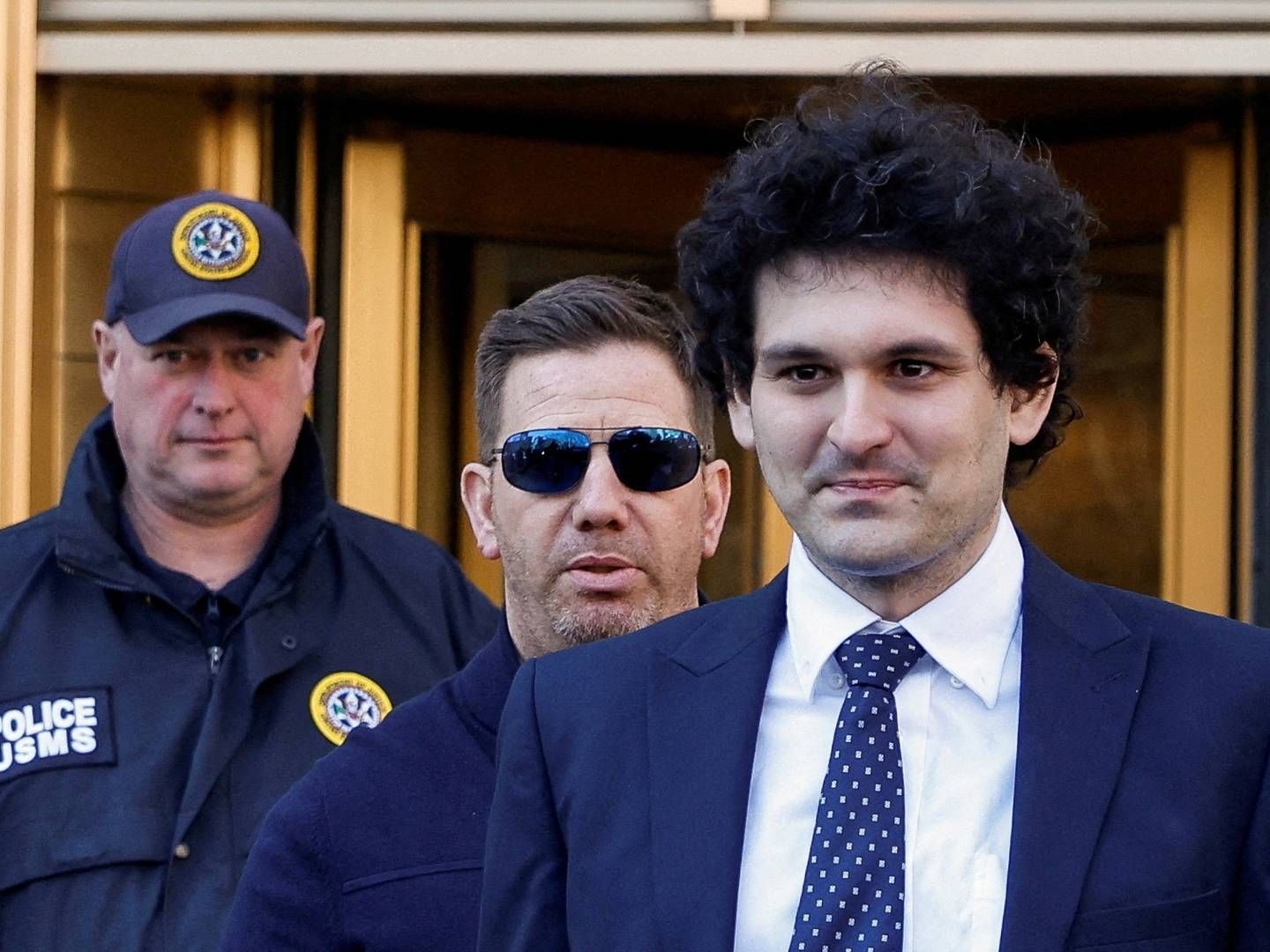 FTX-stifter Sam Bankman-Fried blev i marts idømt 25 års fængsel for svindel i forbindelse med kryptobørsens kollaps. Her forlader han retten i New York. | Foto: Amanda Perobelli/Reuters/Ritzau Scanpix