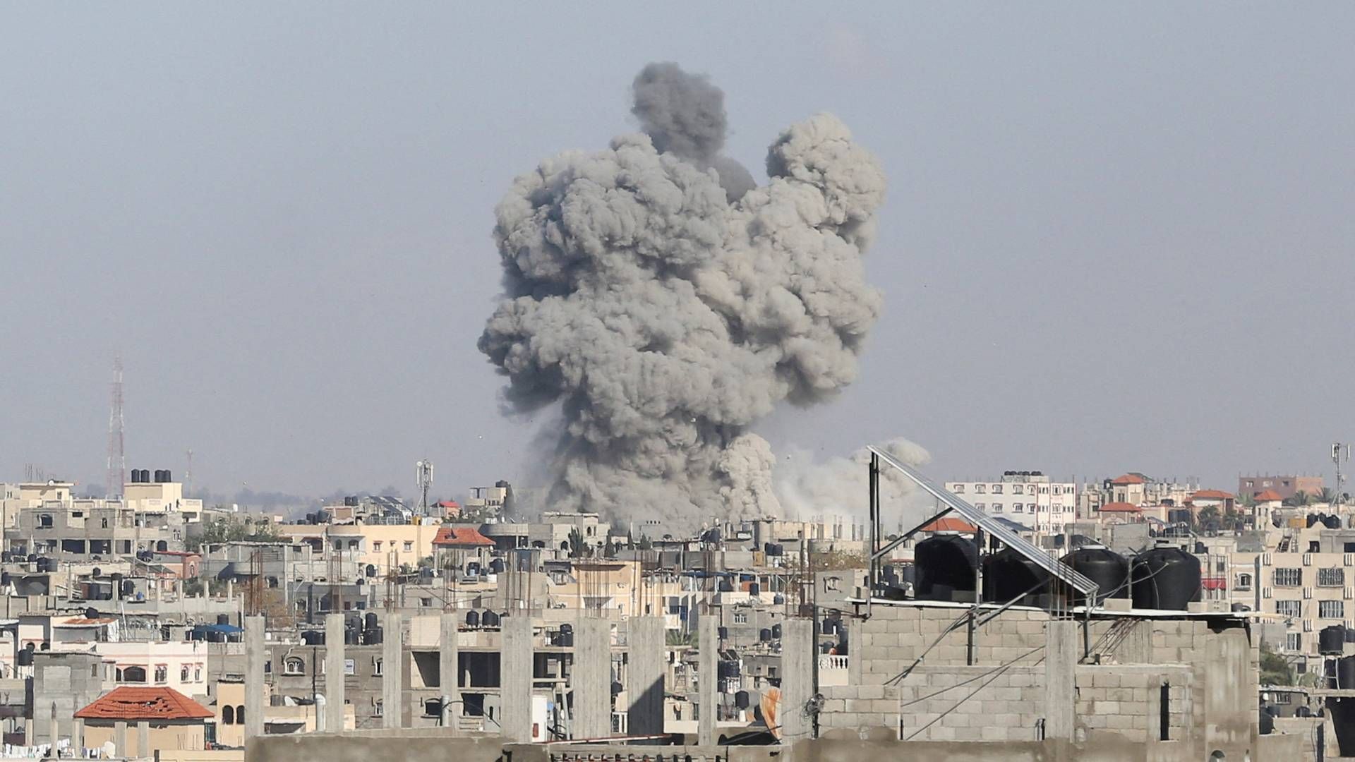 Røg stiger op efter israelske angreb midt i den igangværende konflikt mellem Israel og den palæstinensiske islamistgruppe Hamas i Rafah i den sydlige del af Gazastriben den 6. maj 2024. | Foto: Hatem Khaled/Reuters/Ritzau Scanpix