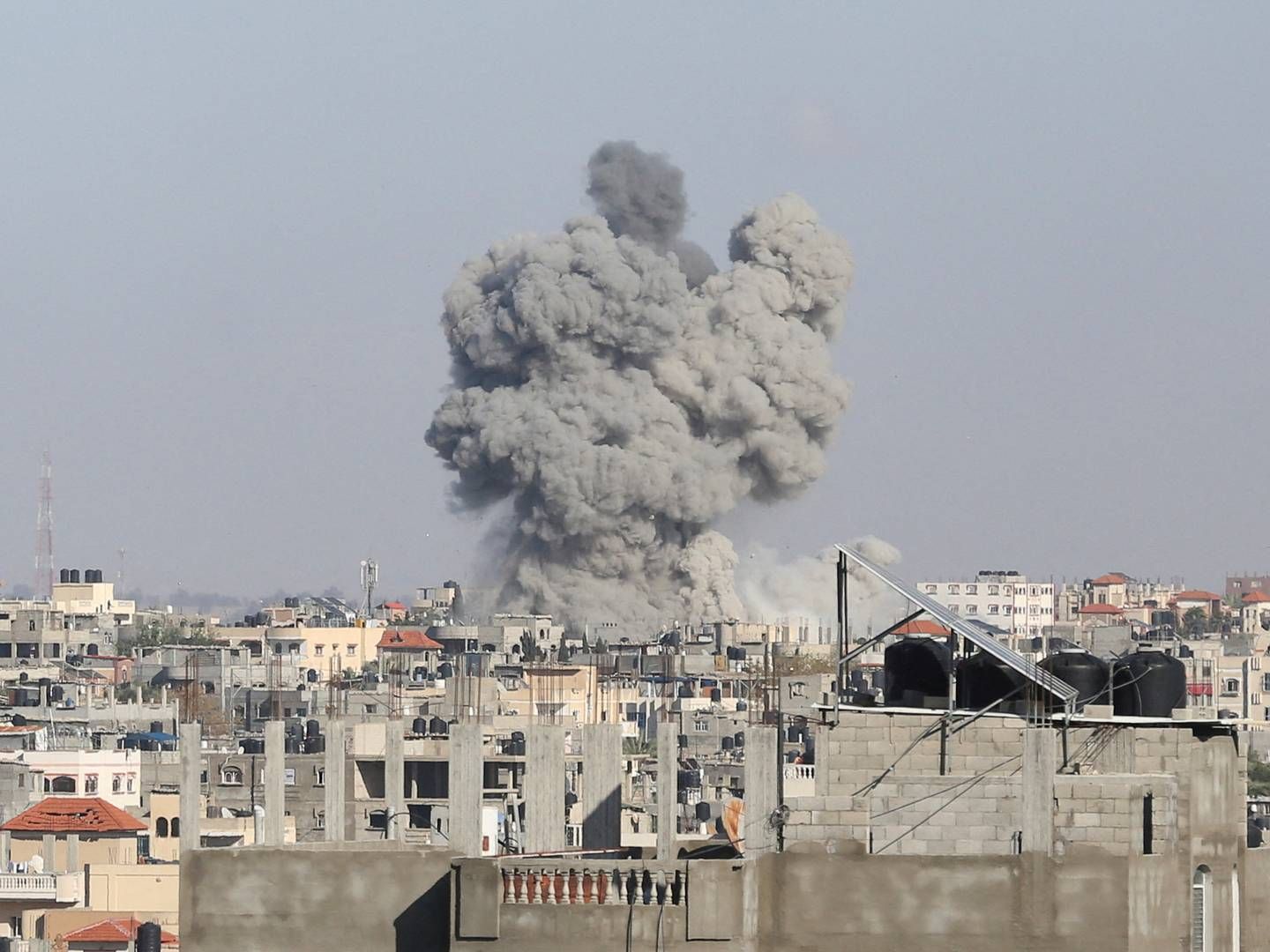 Røg stiger op efter israelske angreb midt i den igangværende konflikt mellem Israel og den palæstinensiske islamistgruppe Hamas i Rafah i den sydlige del af Gazastriben den 6. maj 2024. | Foto: Hatem Khaled/Reuters/Ritzau Scanpix
