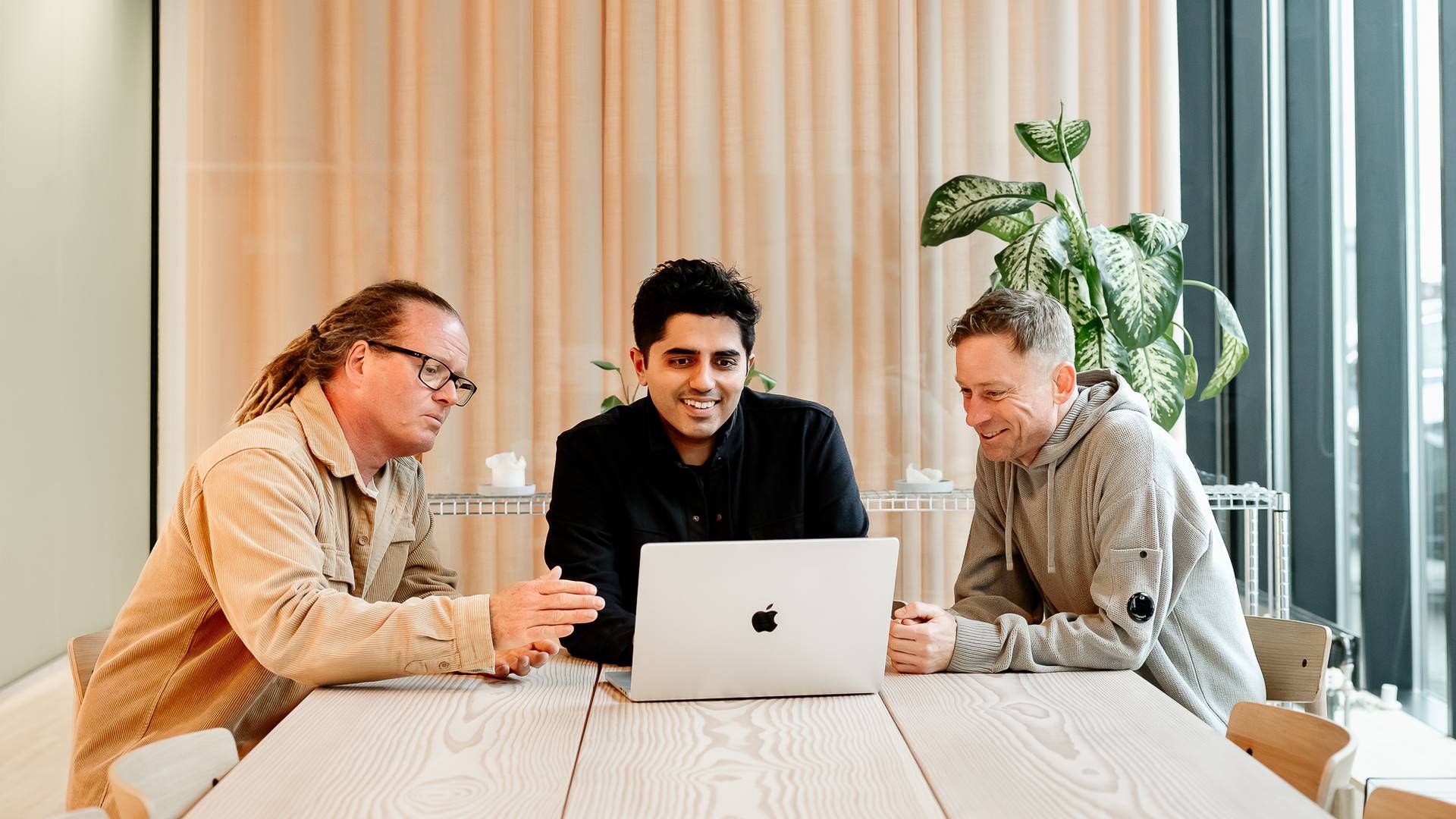 Stifterne af danske Proemial, Mads Rydahl (tv.), Geet Khosla og Brian Pedersen, som for kort siden lancerede en betaversion af sin Chatgpt-konkurrent, Proem | Foto: Proemial / PR