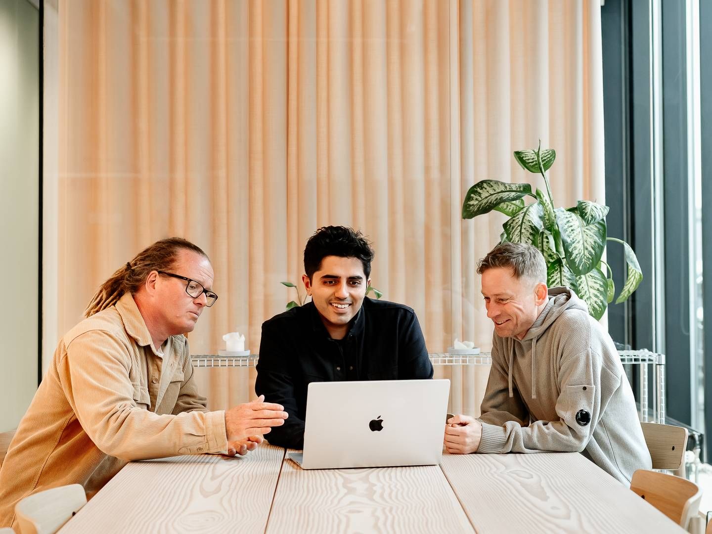 Stifterne af danske Proemial, Mads Rydahl (tv.), Geet Khosla og Brian Pedersen, som for kort siden lancerede en betaversion af sin Chatgpt-konkurrent, Proem | Foto: Proemial / PR