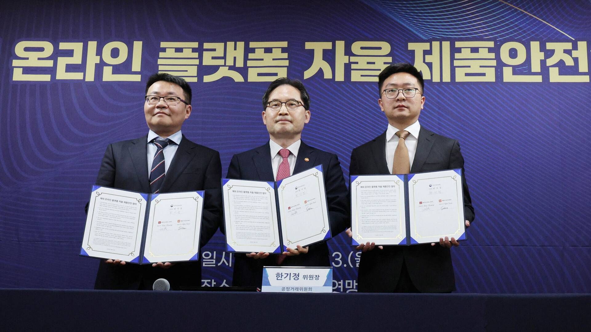 Qin Sun, medstifter af Temu, Ray Zhang, adm. direktør for AliExpress og Han Ki-jeong, formand for de sydkoreanske handelsmyndigheder (KFTC), ved underskriftceremonien for den nye aftale om at forbedre forbrugersikkerheden. | Foto: Yonhap News Agency/Reuters/Ritzau Scanpix
