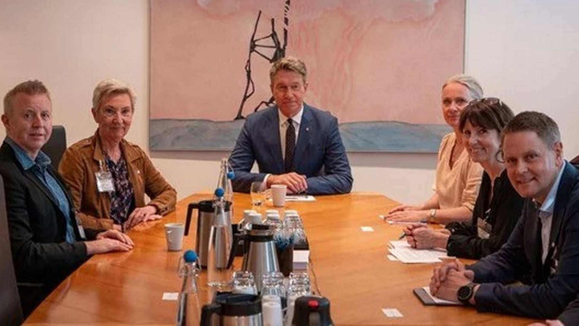 Fra venstre: Frode Alfheim (Industri Energi), Peggy Hessen Følsvik (LO), Terje Aasland, Anniken Hauglie (NHO), Hildegunn T. Blindheim (Offshore Norge) og Harald Solberg (Norsk Industri). | Foto: Energidepartementet