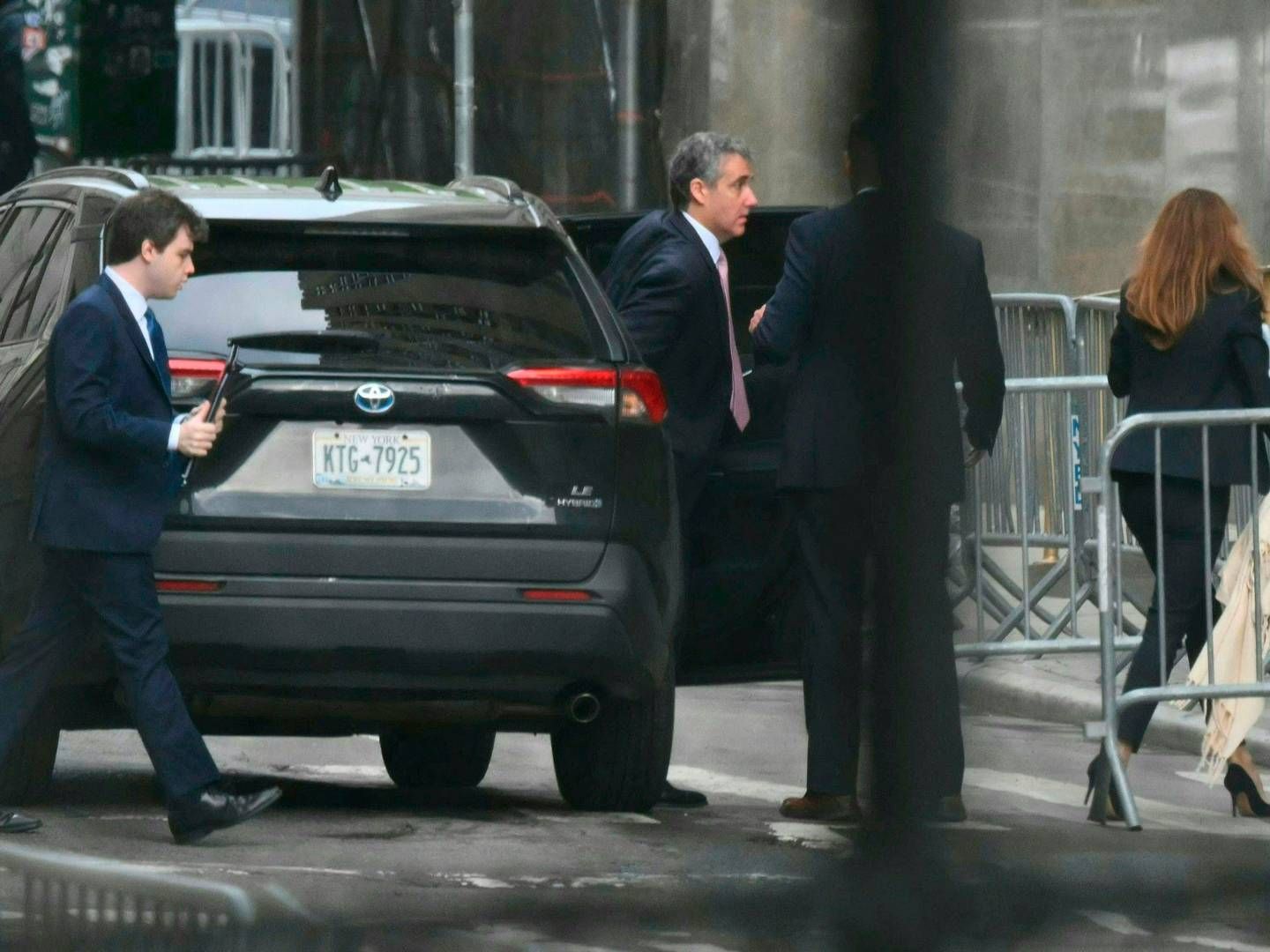Michael Cohen stiger ud af en bil og ankommer til retten i New York mandag den 13. maj. | Foto: Angela Weiss
