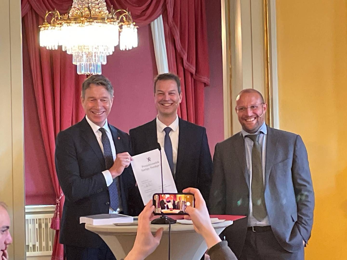 Ventyr-partnerne Parkwind og Ingka Group signerte kontrakt med energiminister Terje Aasland etter å ha vunnet auksjonen på Sørlige Nordsjø II. | Foto: Anders Lie Brenna