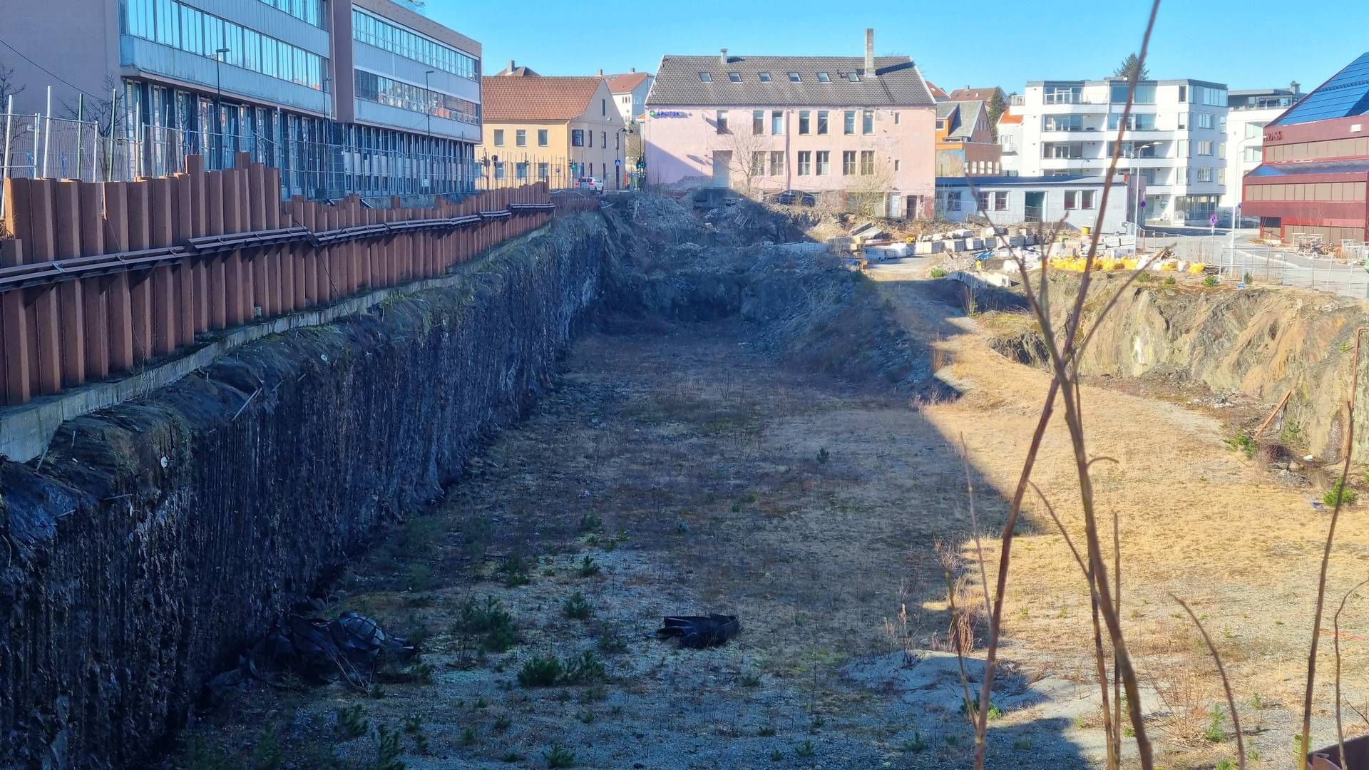 HVA HAVNER HER? Blir det skole, boliger eller noe annet? Foreløpig er skjebnen til «hullet» like ved Stavanger sentrum uavklart. | Foto: Øystein Byberg
