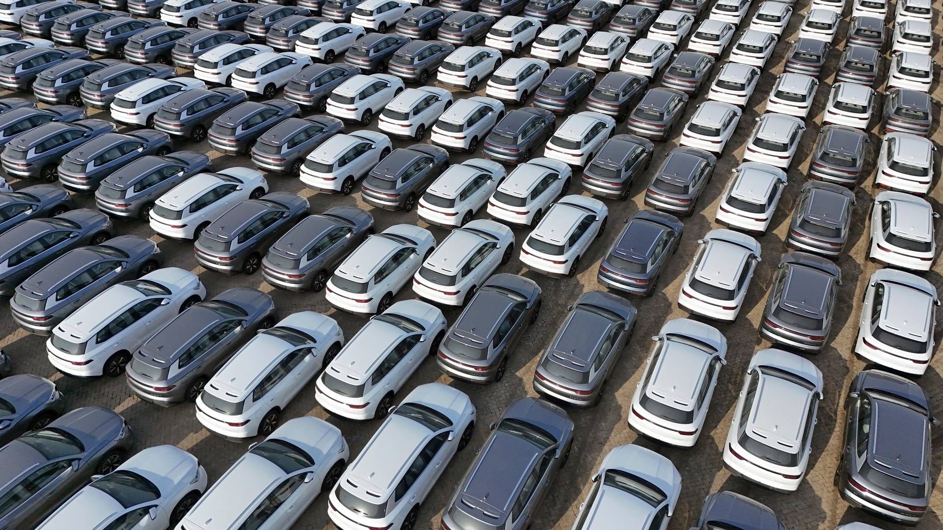 Biler fra kinesiske BYD, der venter på at blive eksporteret. BYD har i dag overhalet Tesla som verdens største producent af elbiler. | Foto: Tang Ke/AP/Ritzau Scanpix