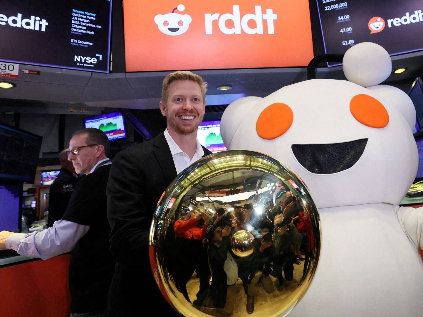 Reddit blev børsnoteret på New York Stock Exchange i marts - her ses adm. direktør Steve Huffman (midten) i den anledning. | Foto: Brendan Mcdermid/Reuters/Ritzau Scanpix