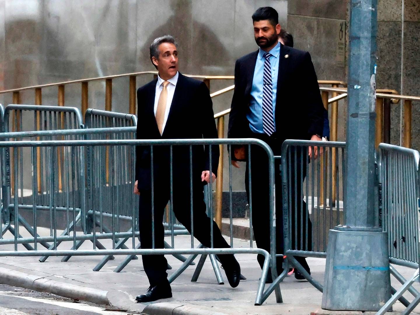 Michael Cohen (tv.) var i næsten ti år en af Trumps allernærmeste medarbejdere. Her ankommer han til retten i New York 16 maj. | Foto: Michael M. Santiago