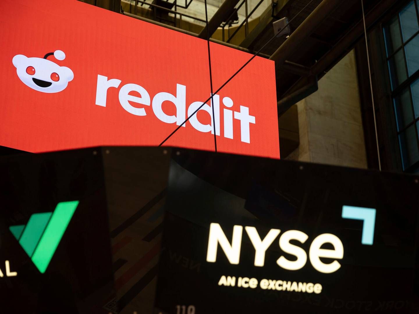 Reddit blev børsnoteret på New York Stock Exchange i marts - her ses adm. direktør Steve Huffman (midten) i den anledning. | Foto: Yuki Iwamura/AP/Ritzau Scanpix