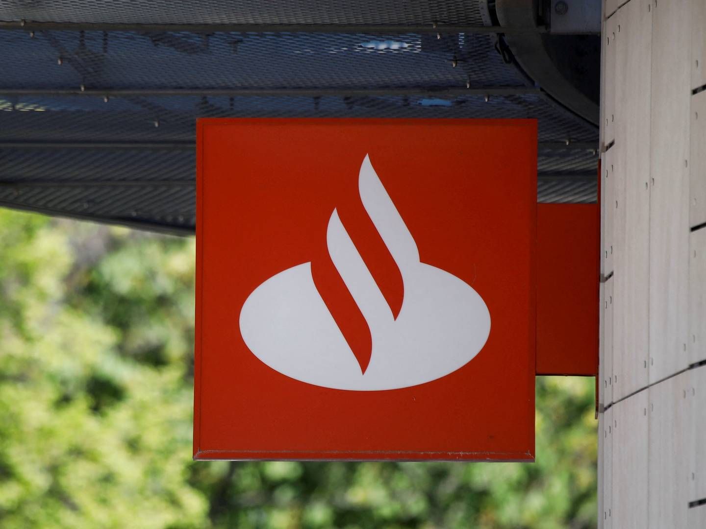 Logoet på den spanske bank Santander Consumer Bank. | Foto: Kacper Pempel