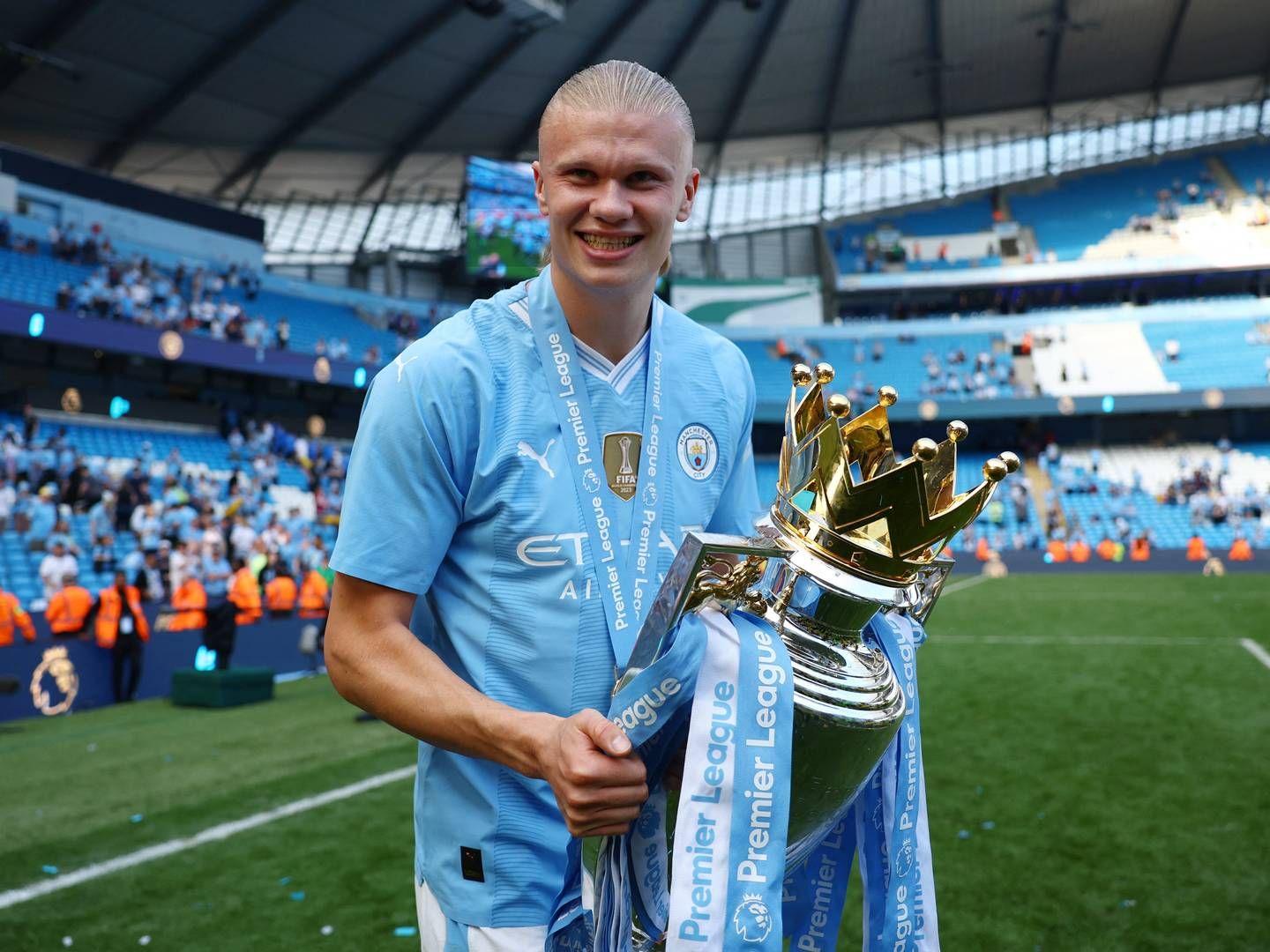 Erling Braut Haaland with the trophy after winning the Premier League on May 19. | Foto: Molly Darlington/Reuters/Ritzau Scanpix