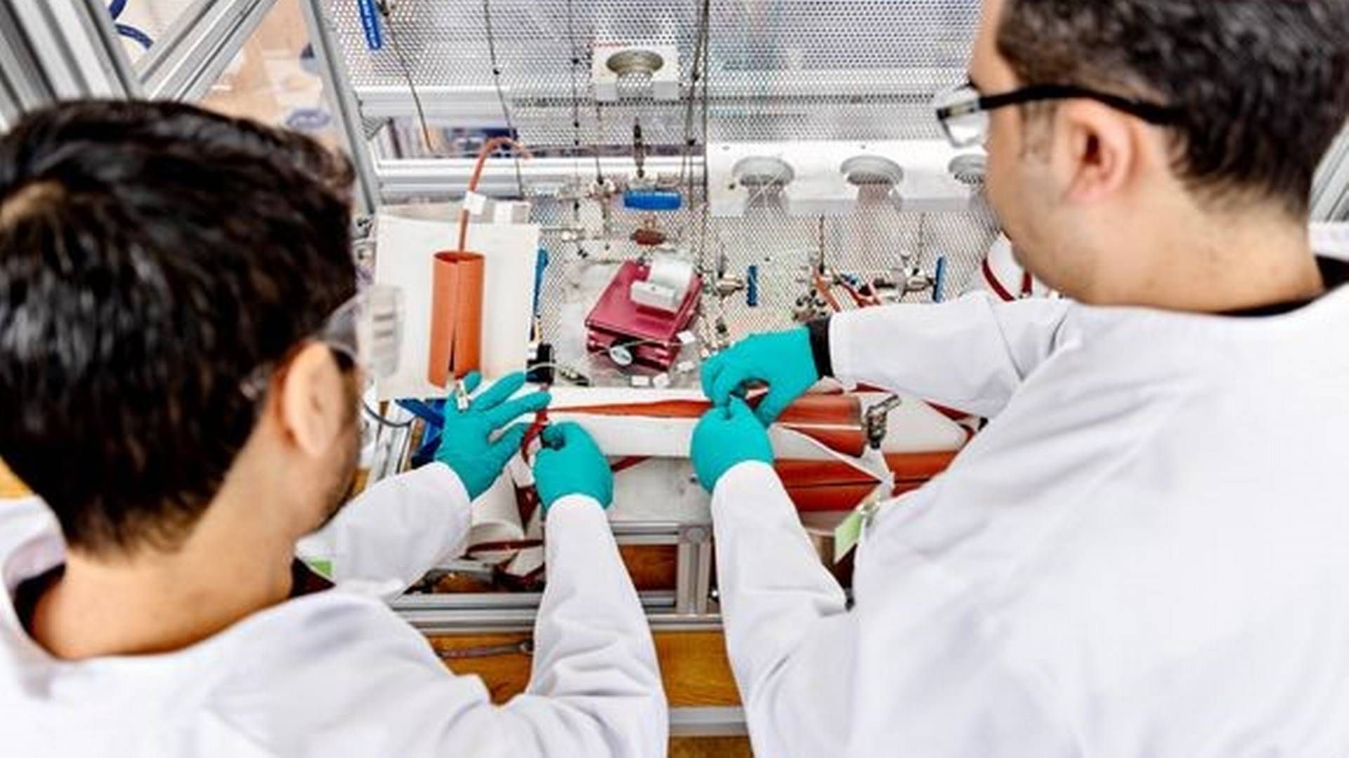 A carbon monitoring experiment being conducted in a DTU lab. | Photo: Thomas Steen Sørensen.