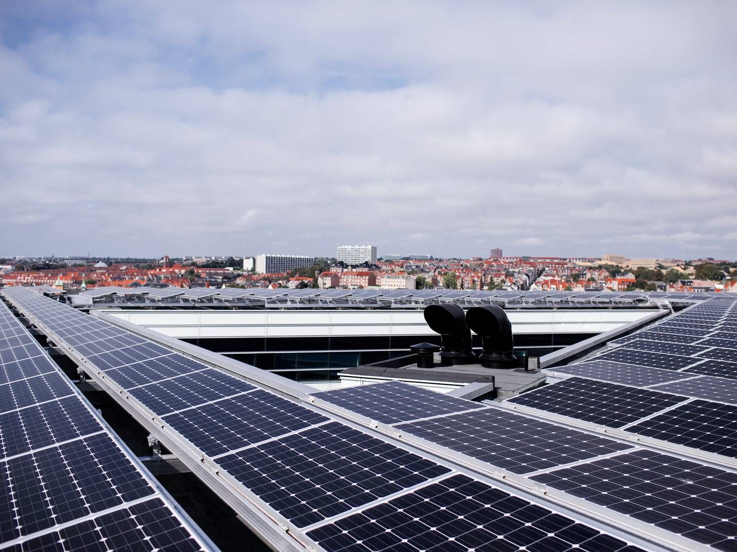 Som reglerne er i dag, er solceller, som er installeret på bygningers tage, i udgangspunktet omfattet af det pant, som eksempelvis et realkreditinstitut har i bygningen. | Foto: Thomas Emil Sørensen/Jyllands-Posten/Ritzau Scanpix