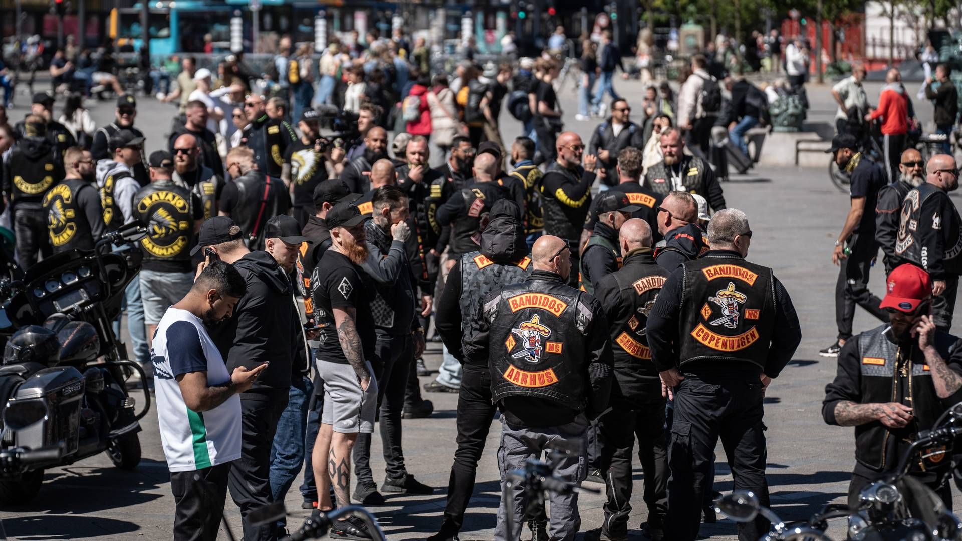 Medlemmer af Bandidos MC viste deres rygmærker frem på Rådhuspladsen i København under en demonstration for nylig. Nu bliver det forbudt at optræde på den måde | Foto: Emil Nicolai Helms